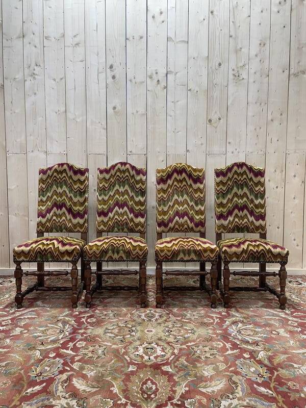 4 chaises de style Louis XIII en bois tournés et velours