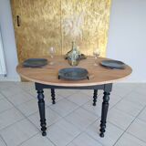 Oval table in solid oak
