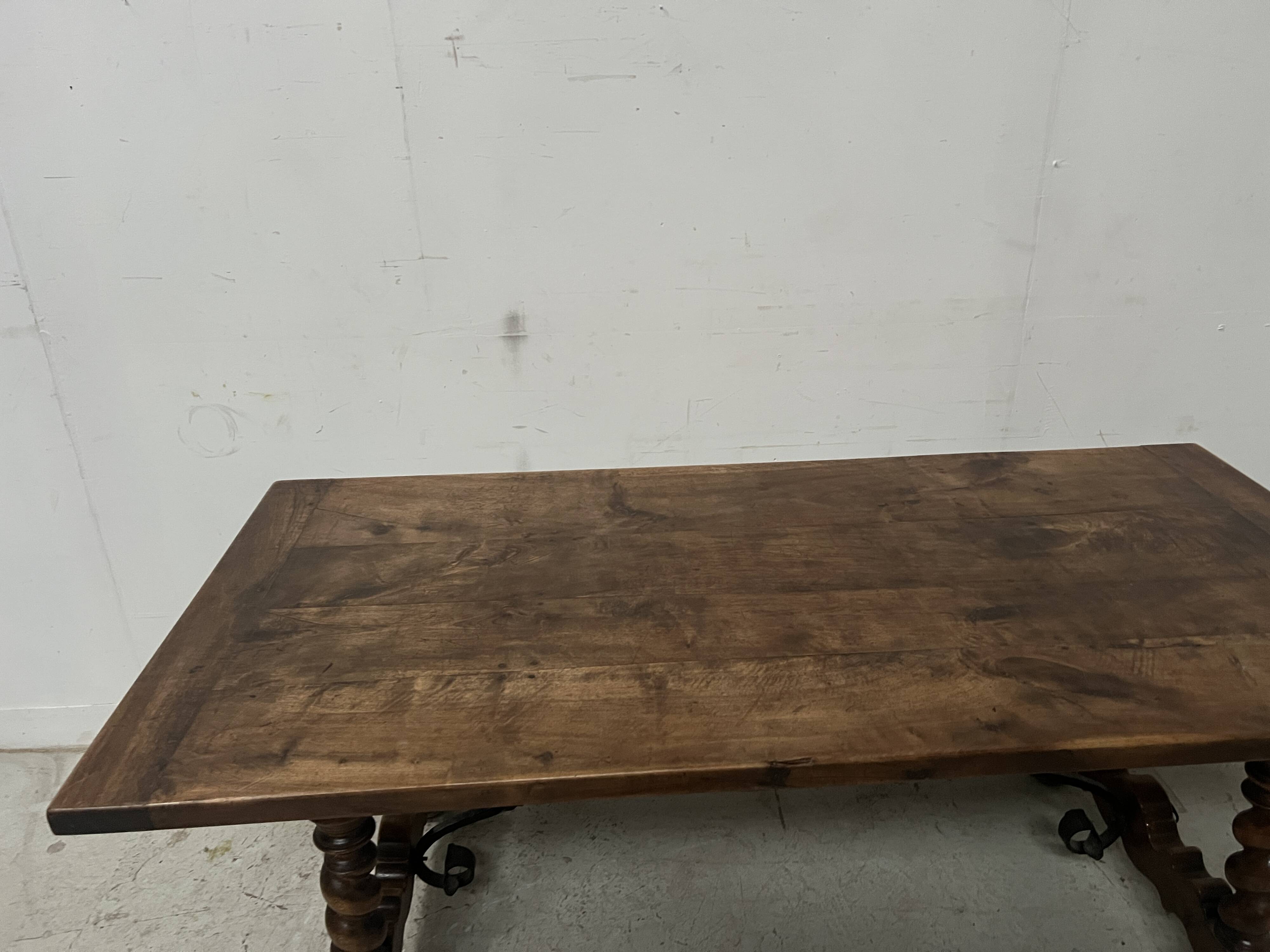 Monastery table with twisted legs in solid walnut, 19th century.