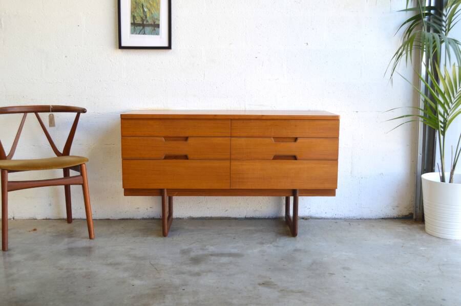 Commode minimaliste par Uniflex 121cm