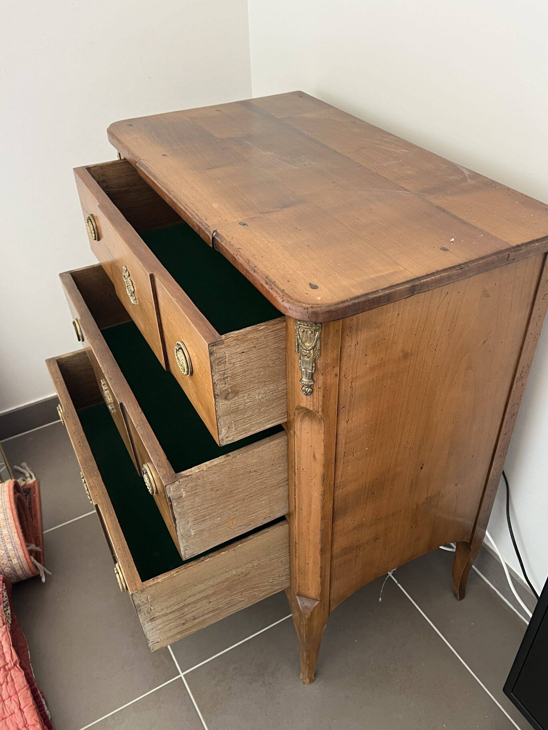 Transitional chest of drawers in solid cherry wood, early 20th century