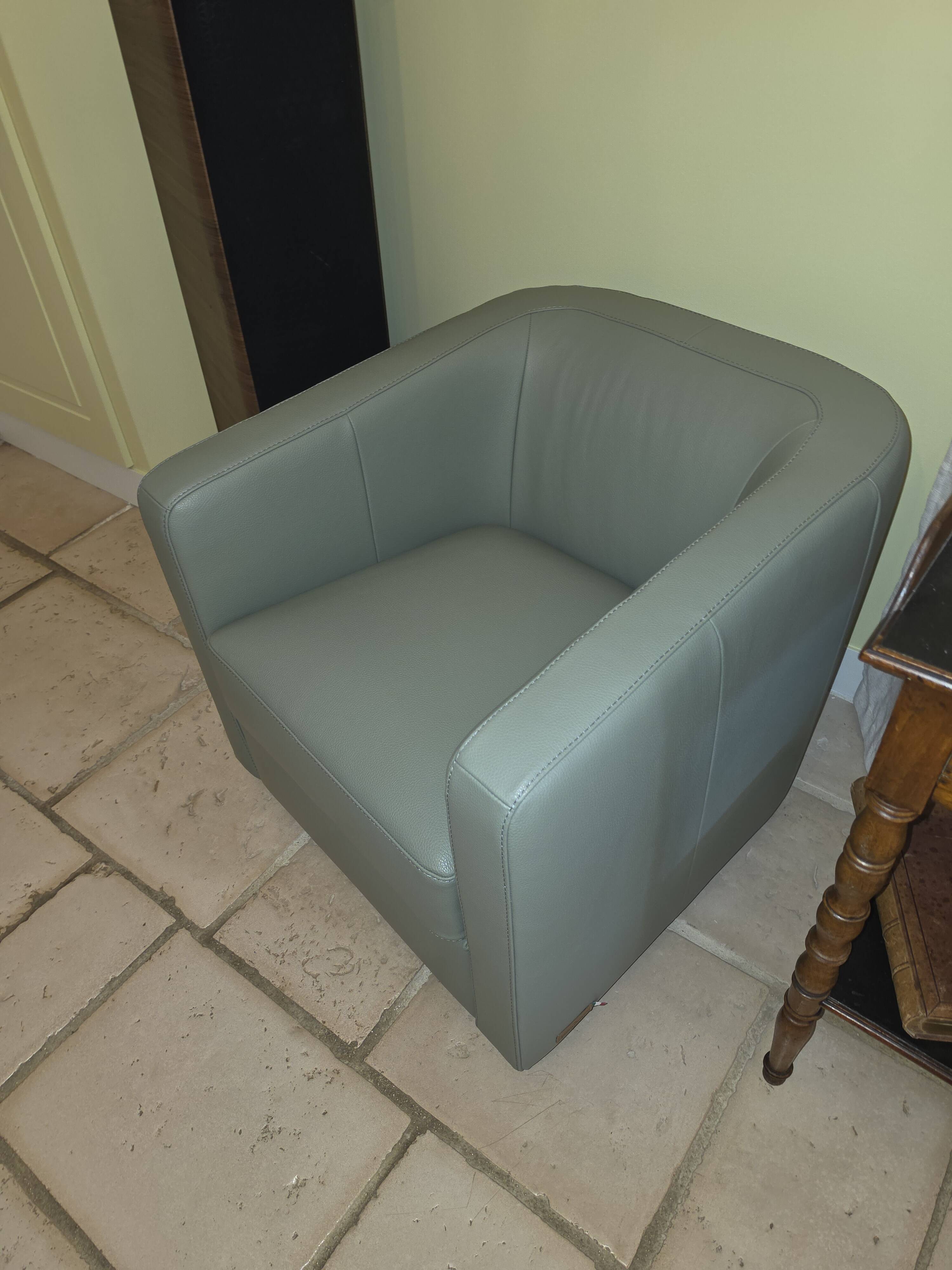 Leather armchair Poltrone Sofa.