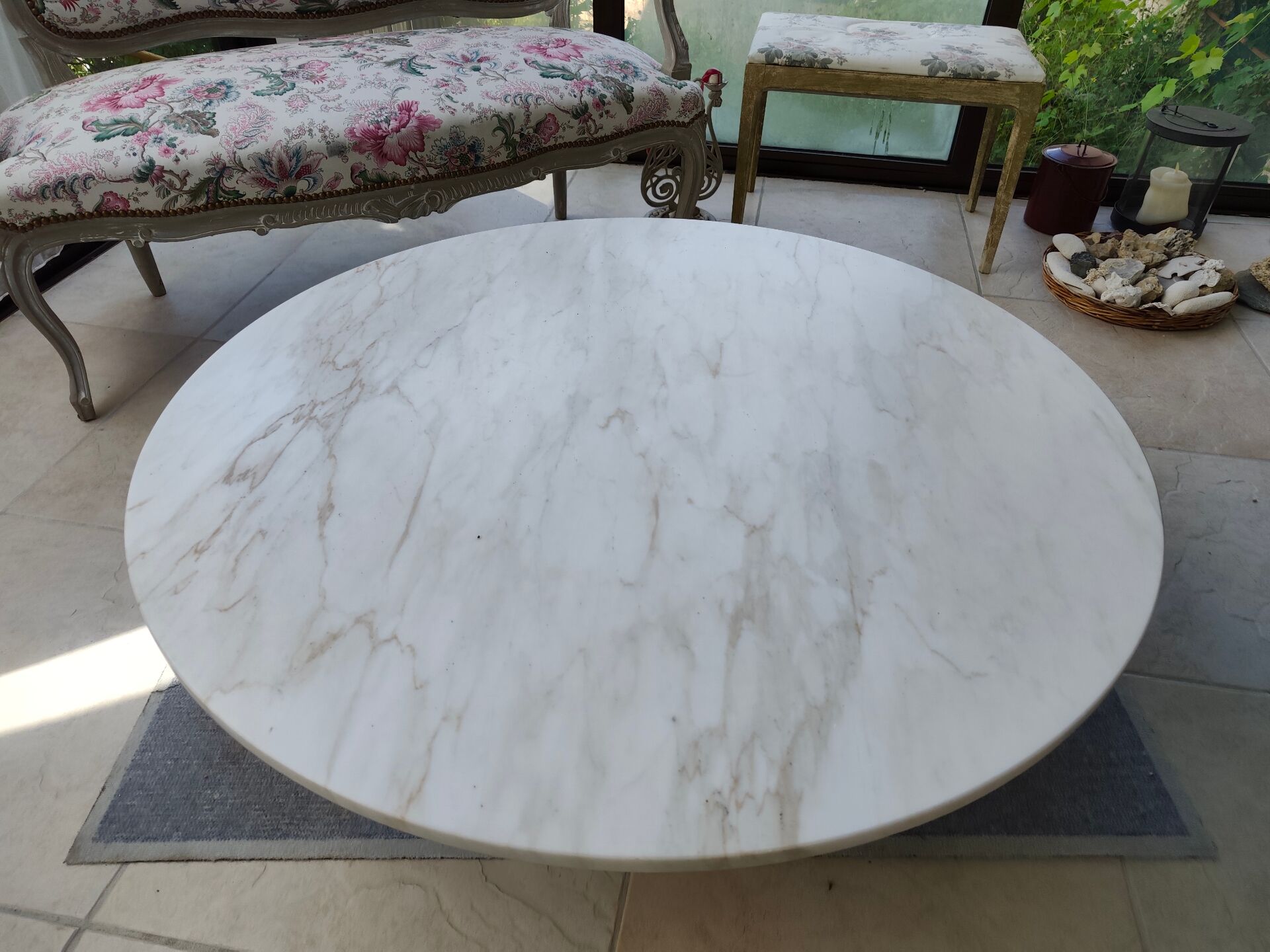 Vintage round coffee table in solid white marble – 70s design