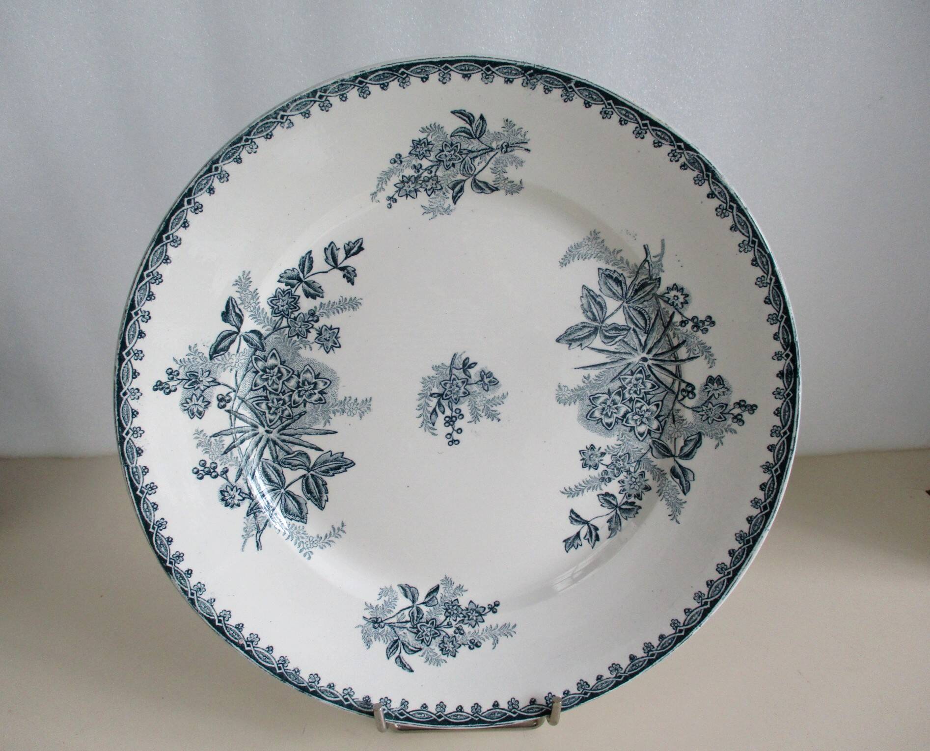 Iron earth dish – very large, round and flat, Sté Amandinoise model Margot