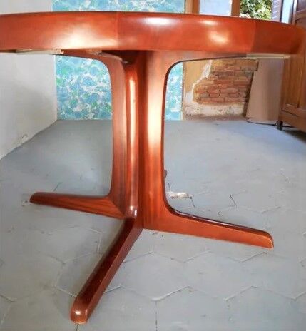 Baumann table with extension cords