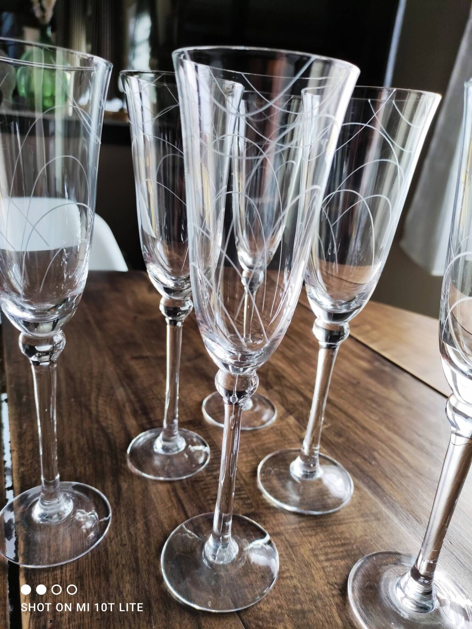 Set of 6 tulip-shaped champagne flutes in voluted glass
