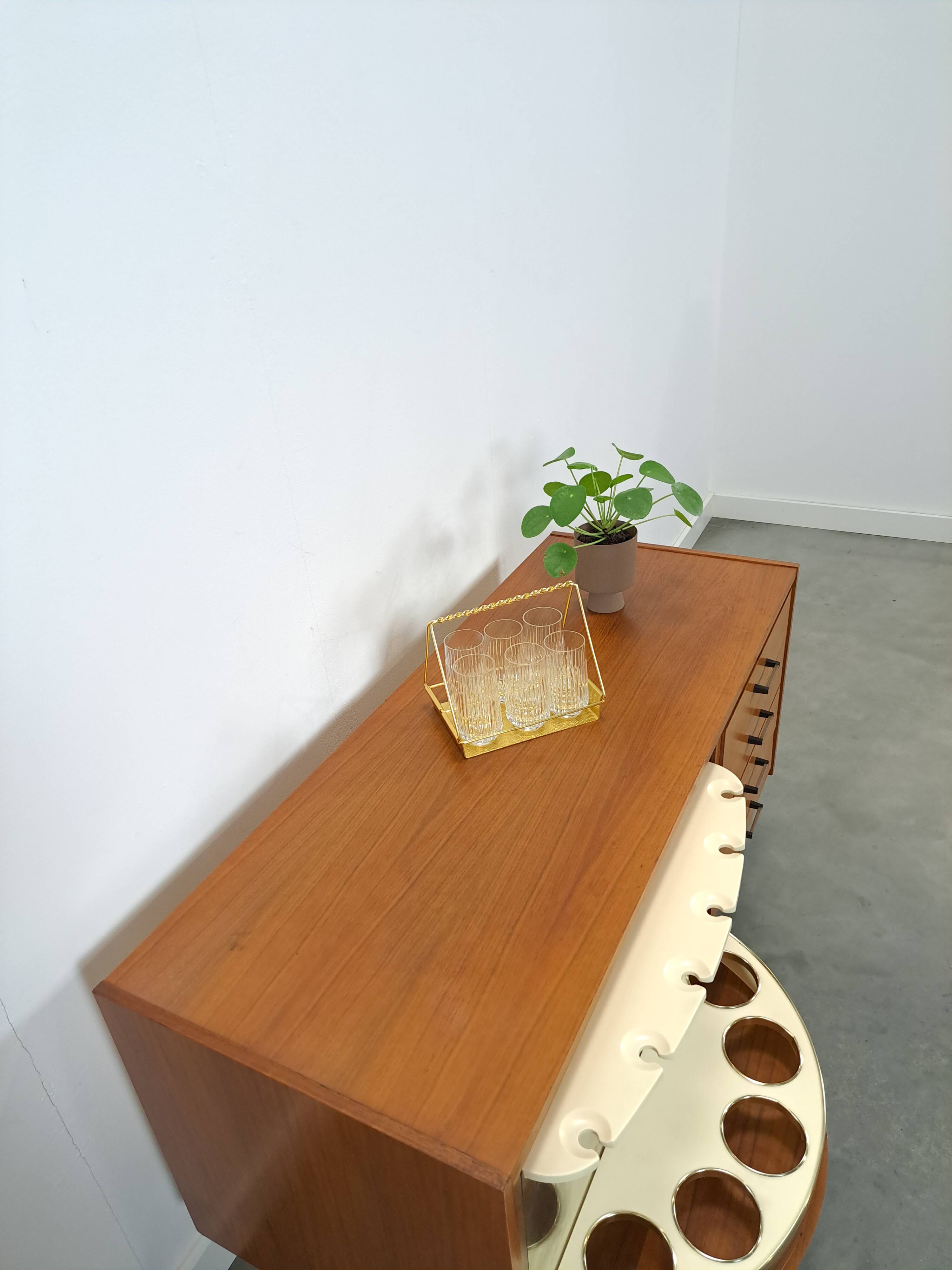 Fineer dressoir met draaibare bar en lades, barkast