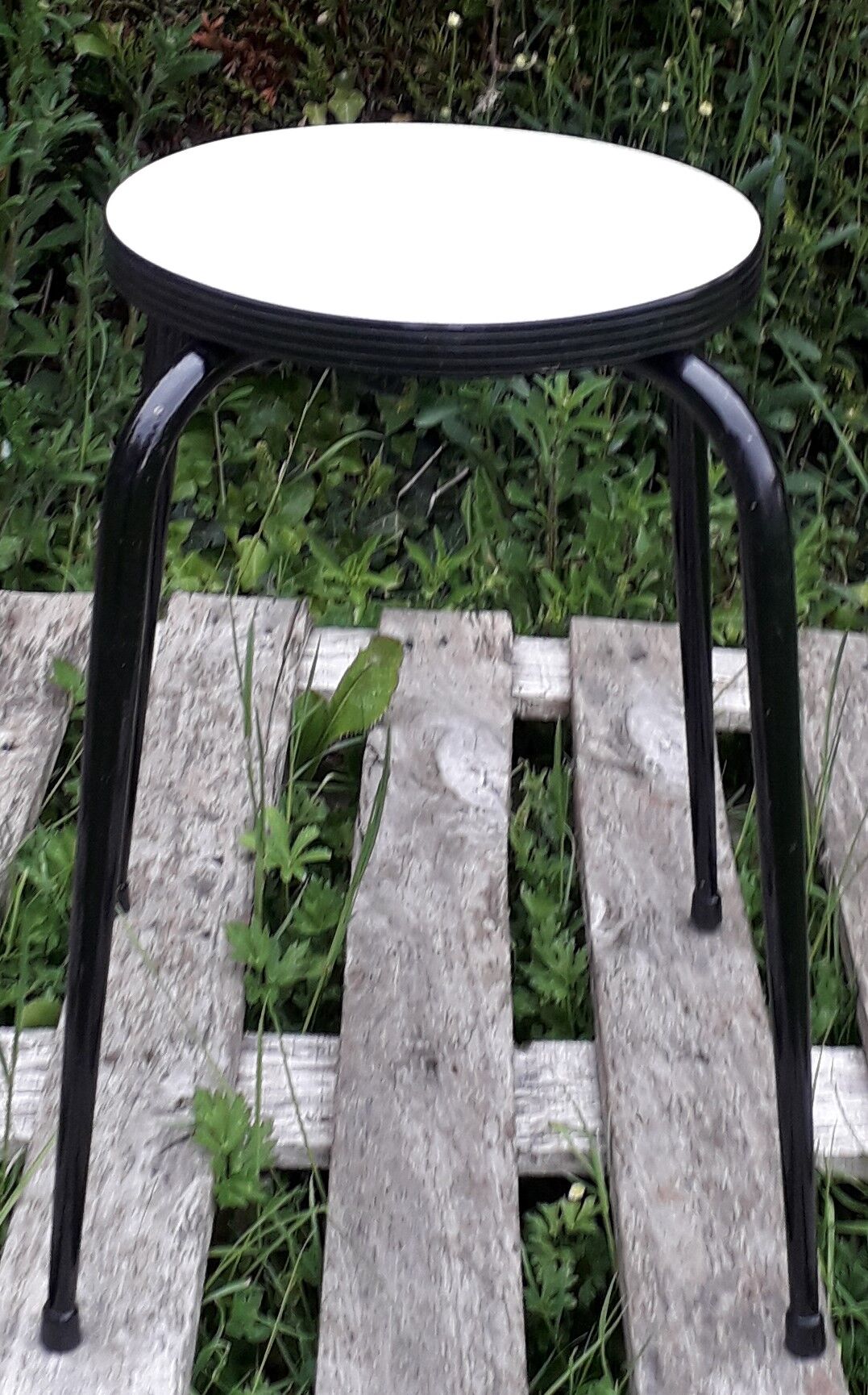 Formica round stool black and green