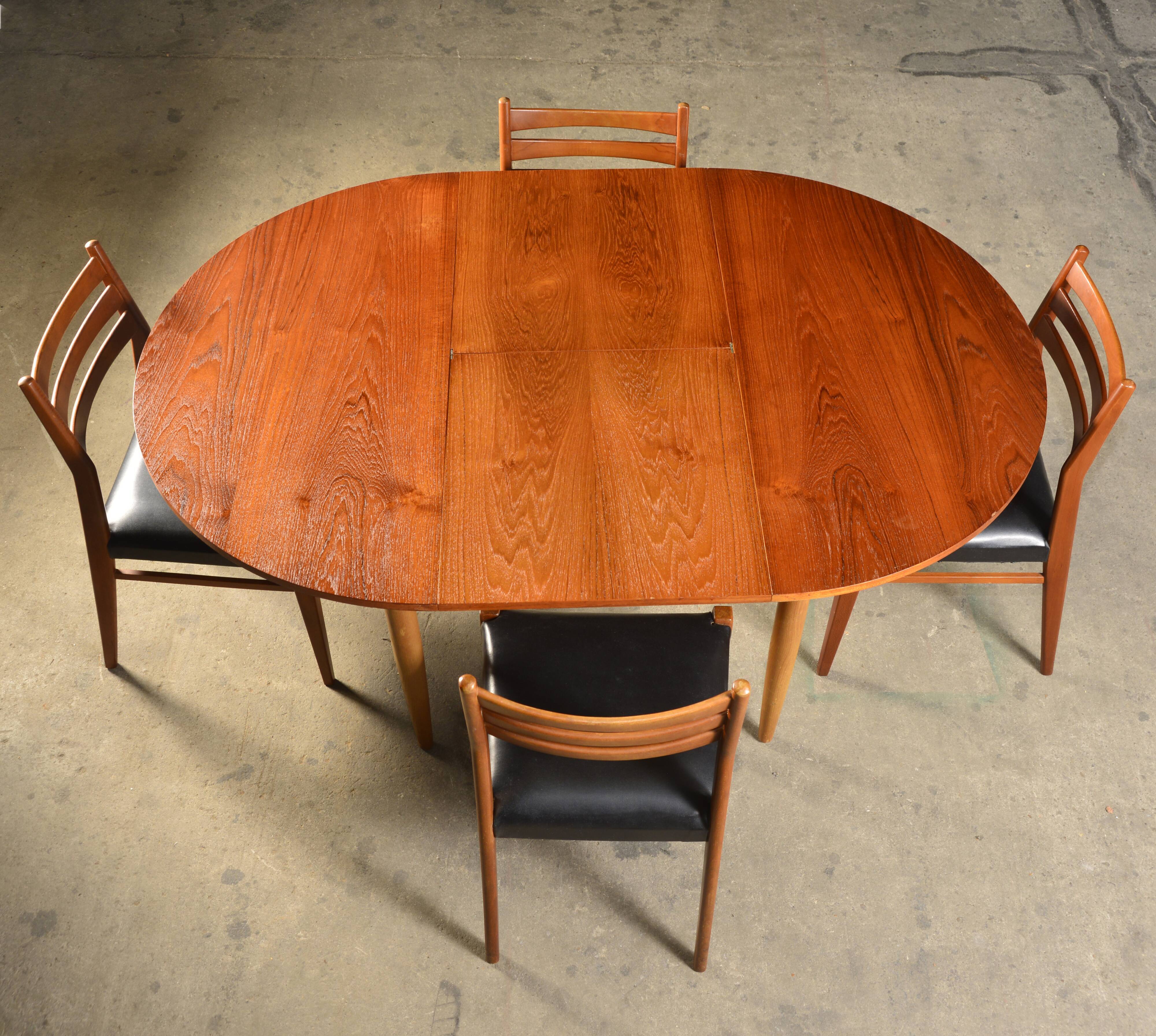 Extendable table and 4 Scandinavian chairs
