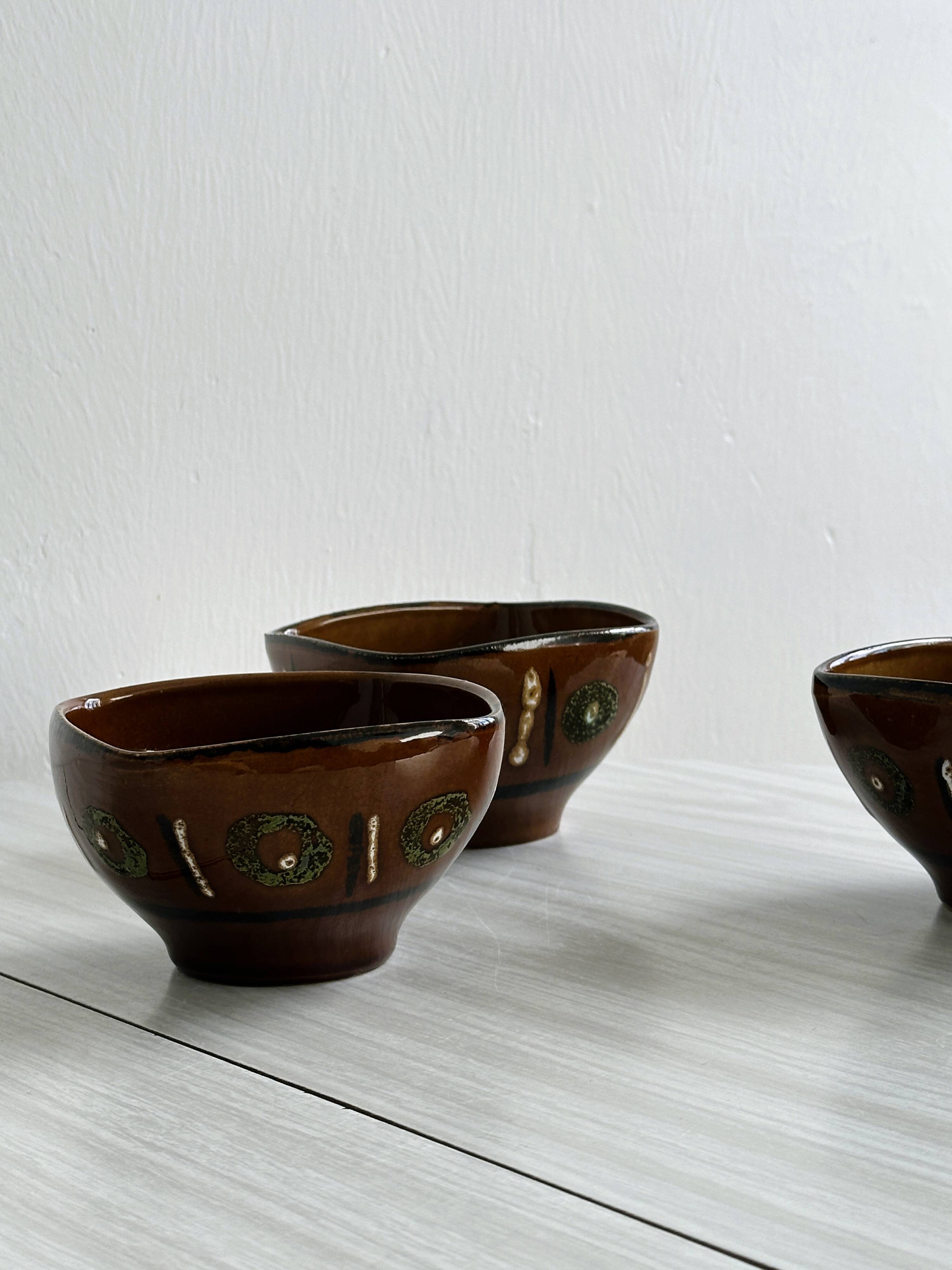 3 ceramic bowls.