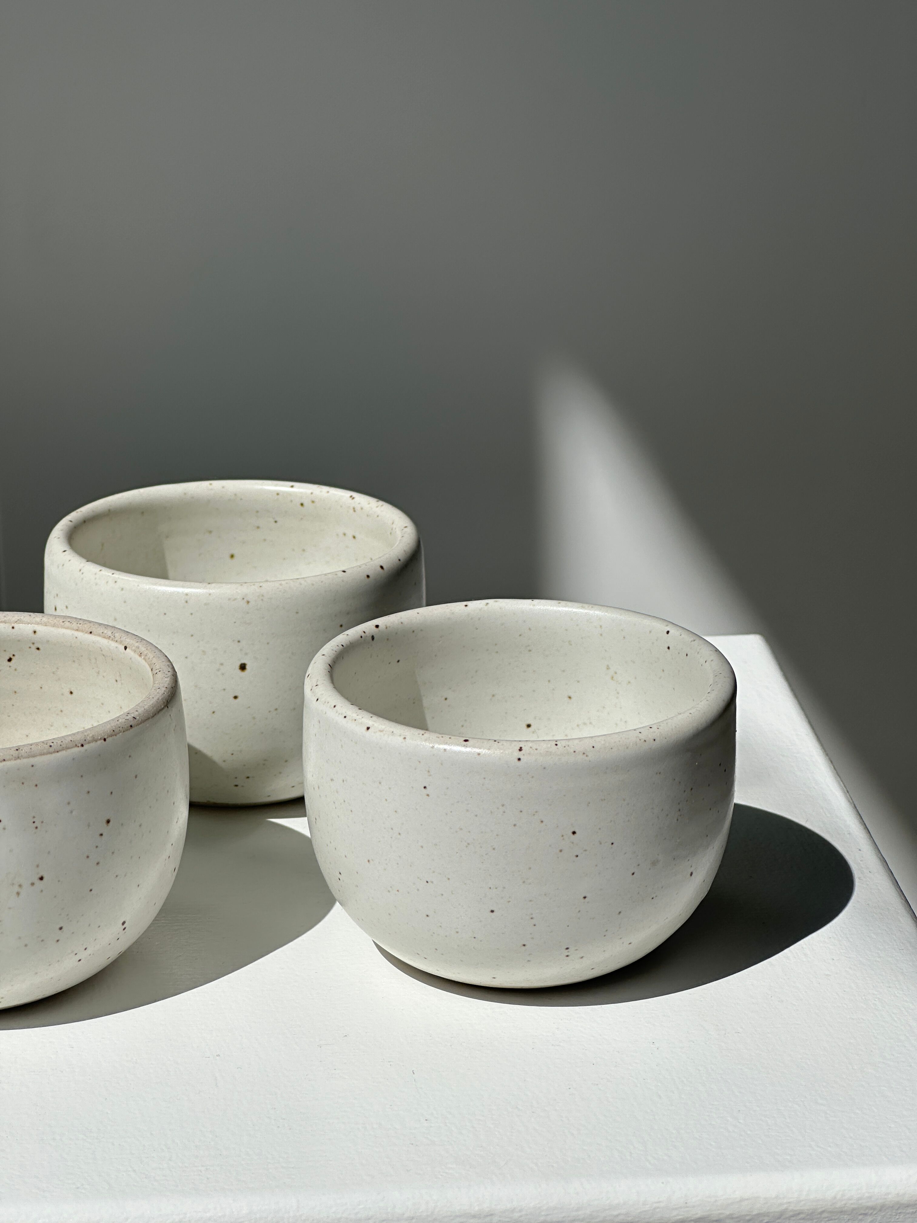 Trio of white ceramic cups D9cm
