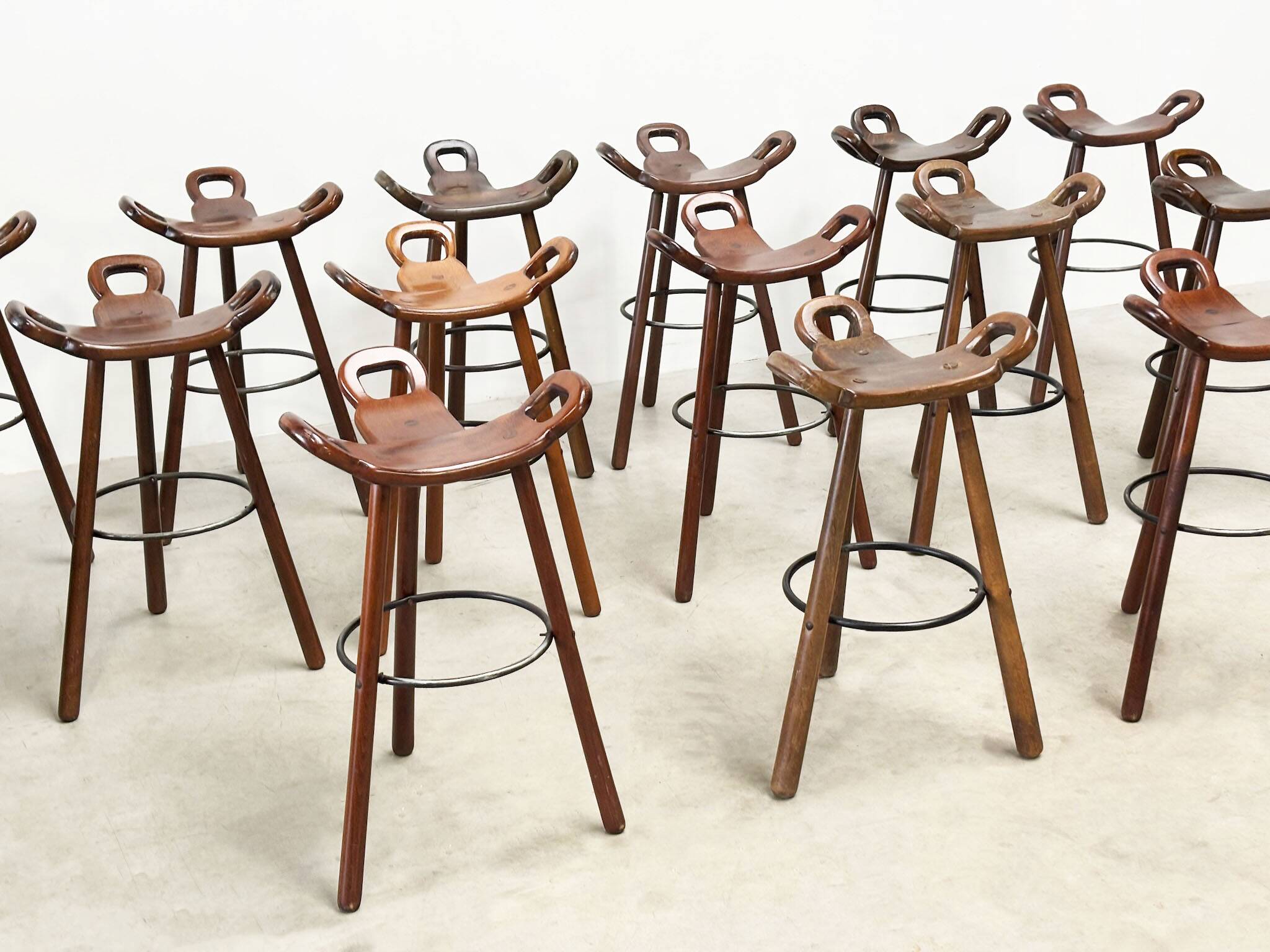 Grand ensemble de tabourets de bar espagnols, vendus à l'unité