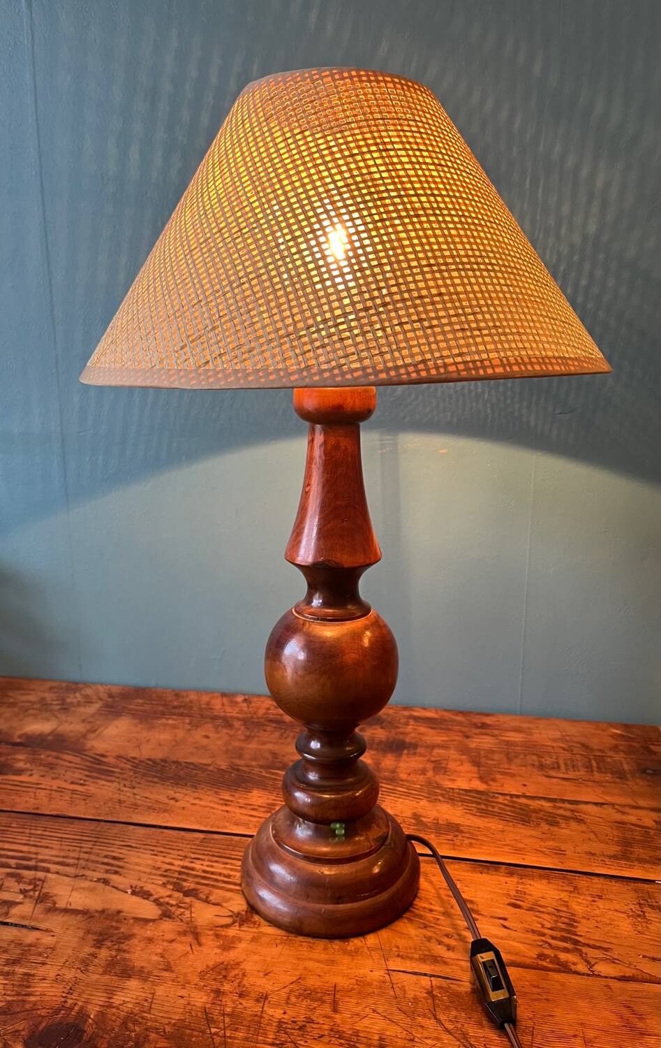 Wooden foot table lamp