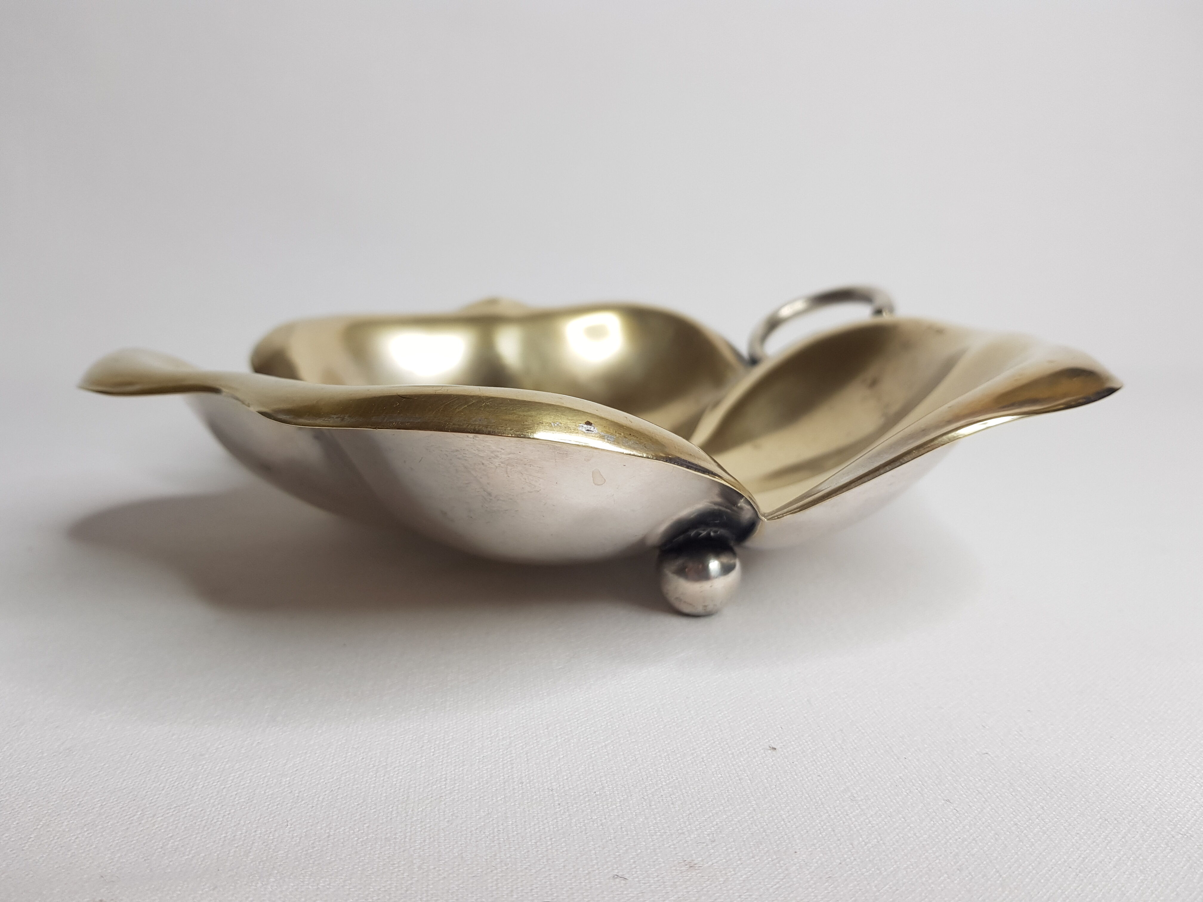 Small cut, empty pocket "clover" in gold metal