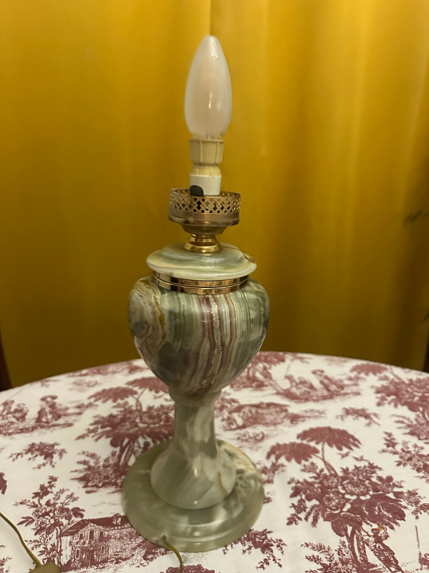 Lampe de bureau en onyx et laiton de style lampe à petrole