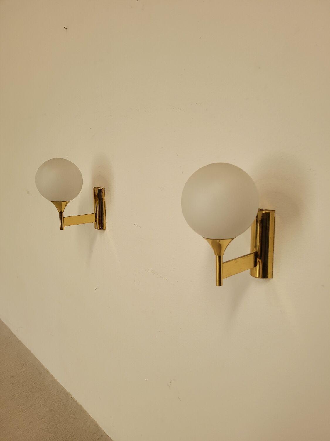 Pair of vintage wall lights in brass and glass from the 70s