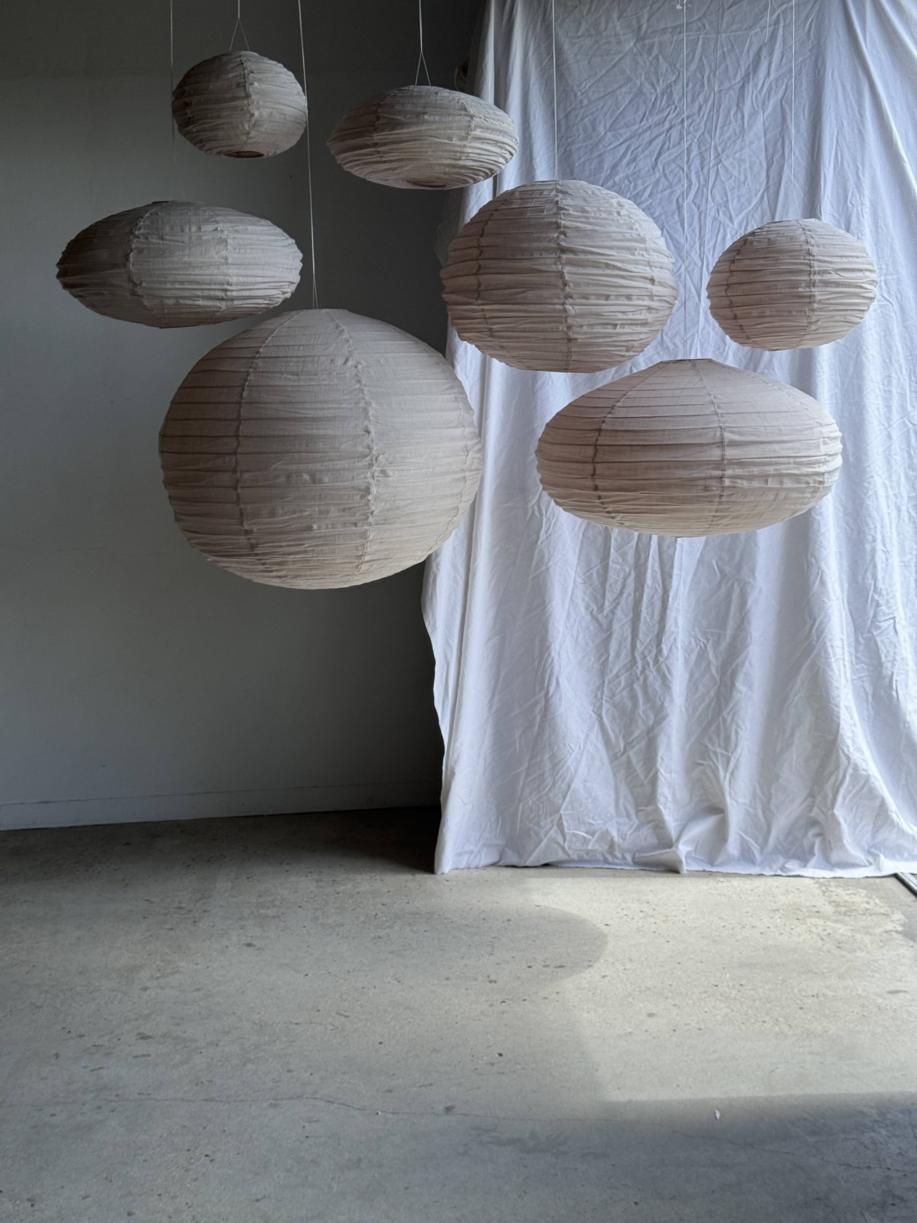 Average suspension in rattan and natural linen, round Japanese style, pink D40.