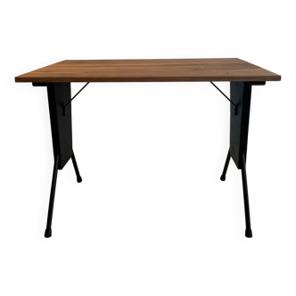 Two-tone bistro table