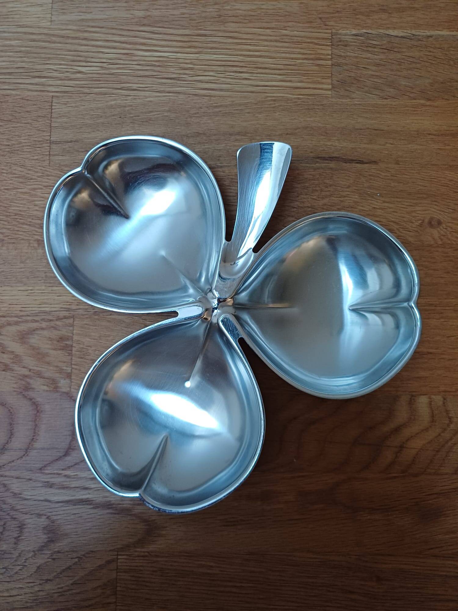 Small vintage aperitif bowl in the shape of a clover.