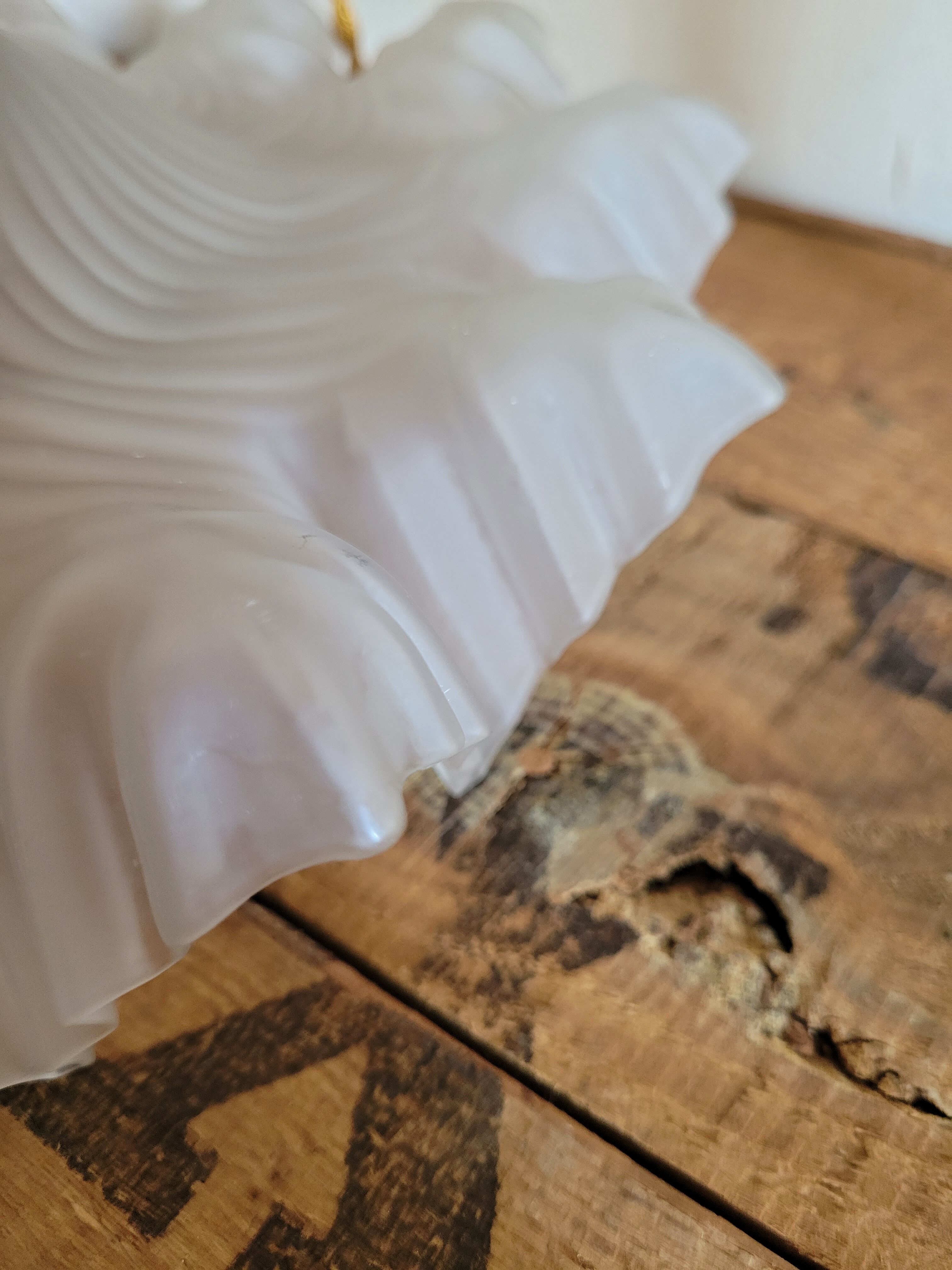 Opaline corolla suspension