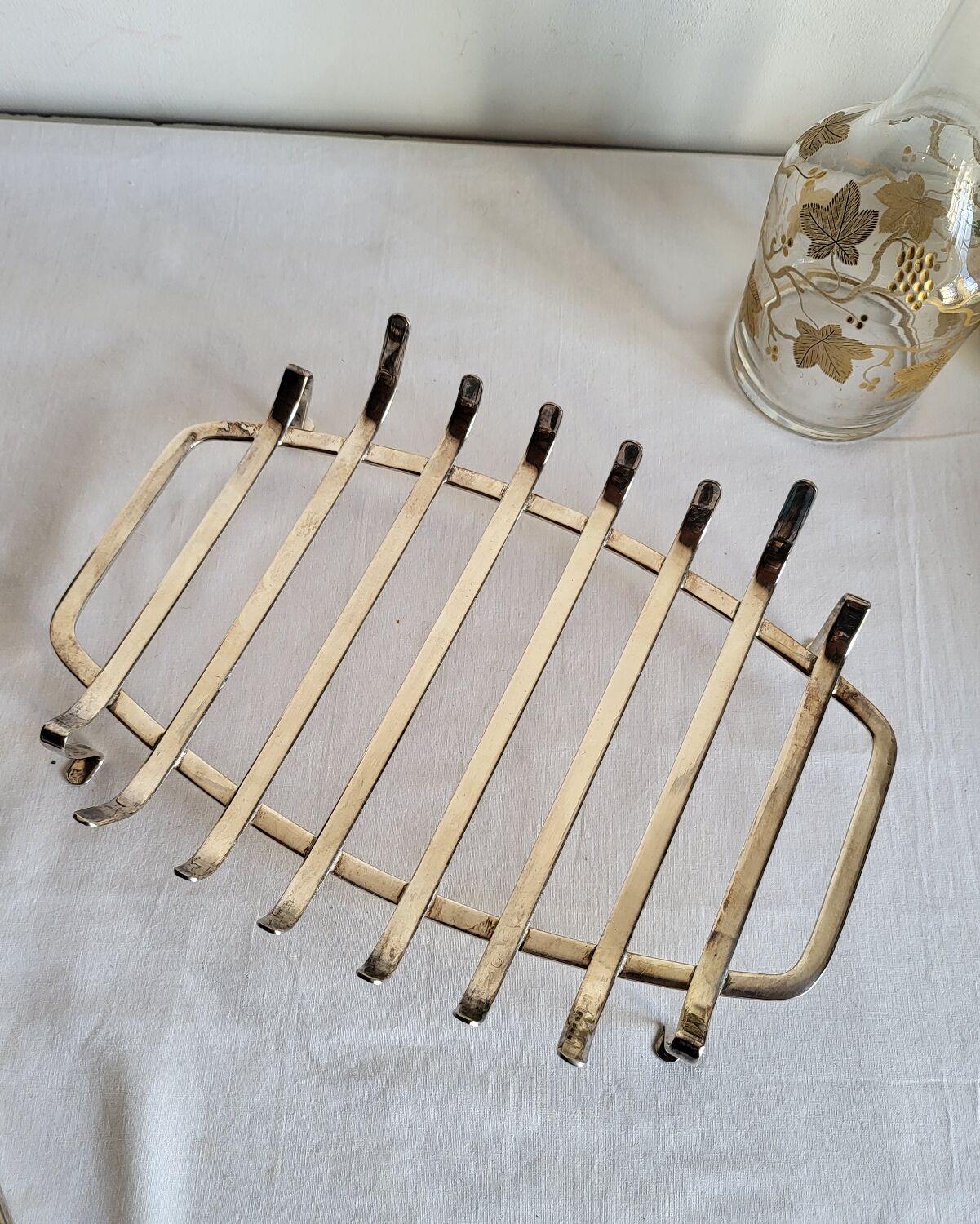 Silver-plated serving dish Quist and its asparagus cradle grid.