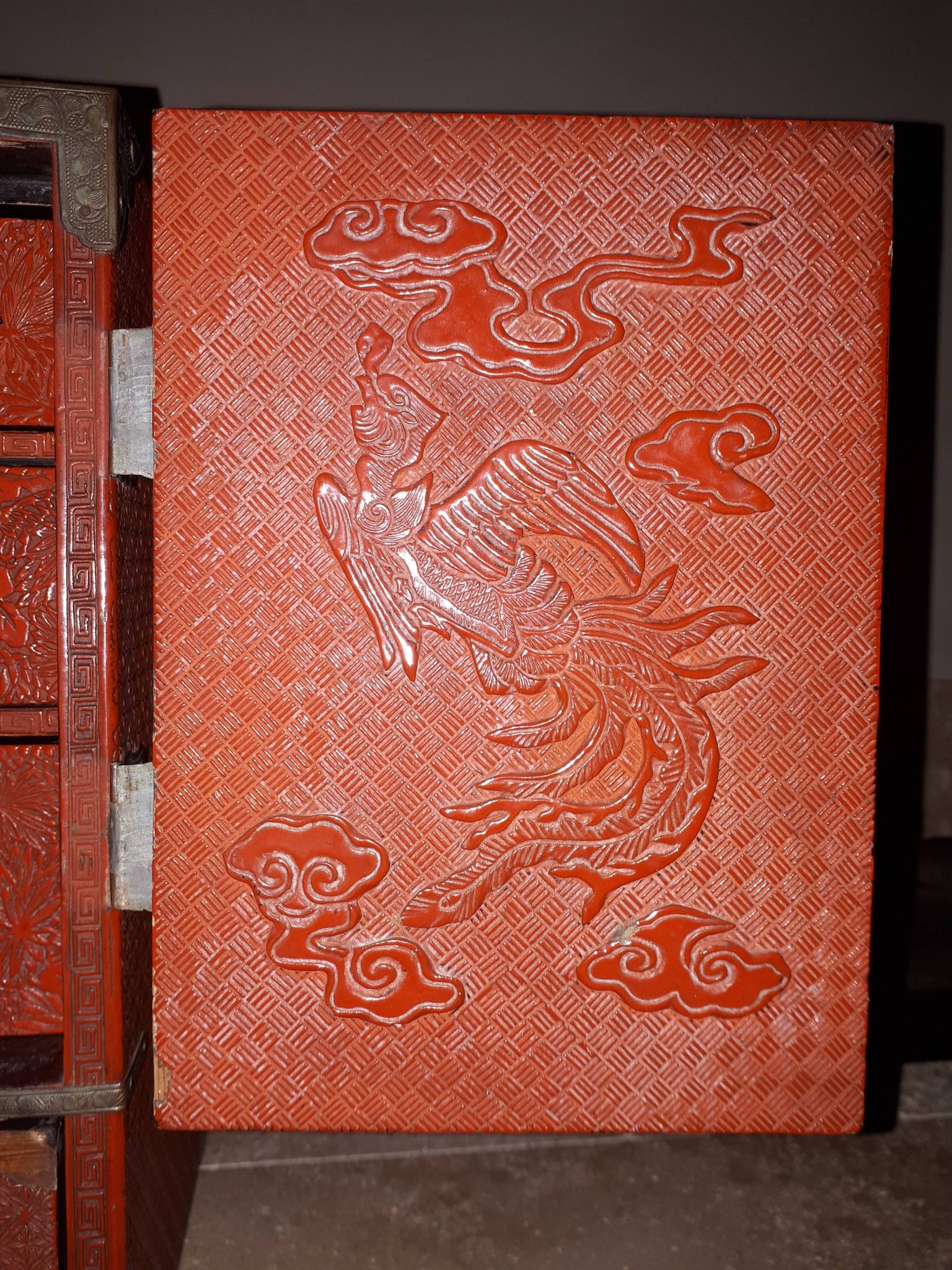 Japanese cabinet in cinnabar red lacquer, Japan Meiji era