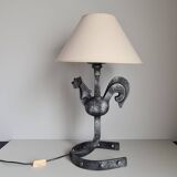 Lampe coq en fer forgé par Jean Touret / les Ateliers de Marolles