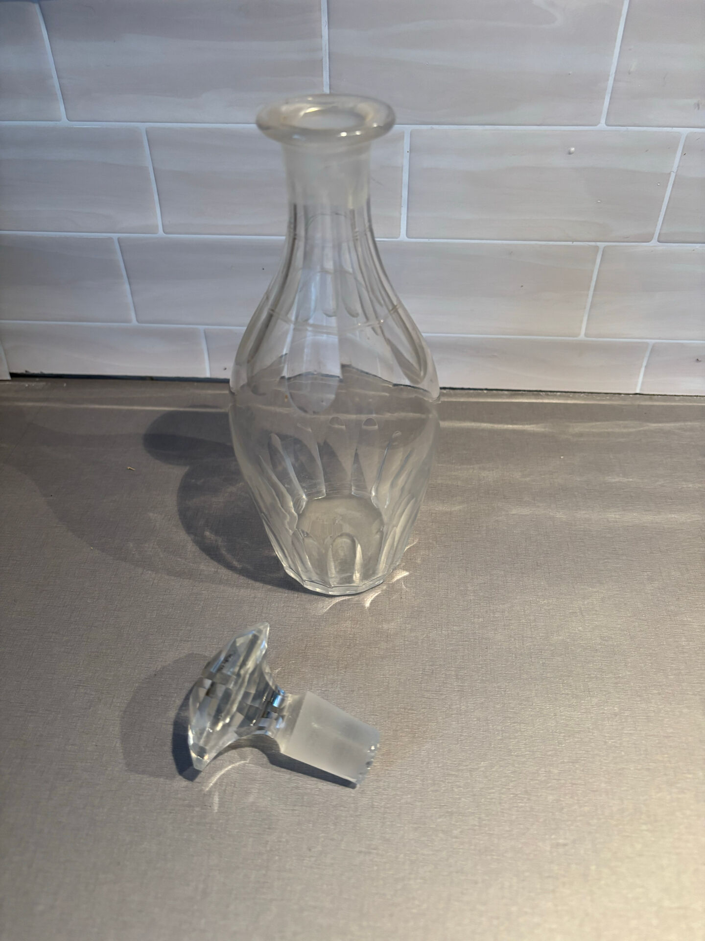Flacon ancien en verre moulé avec bouchon – objet vintage
