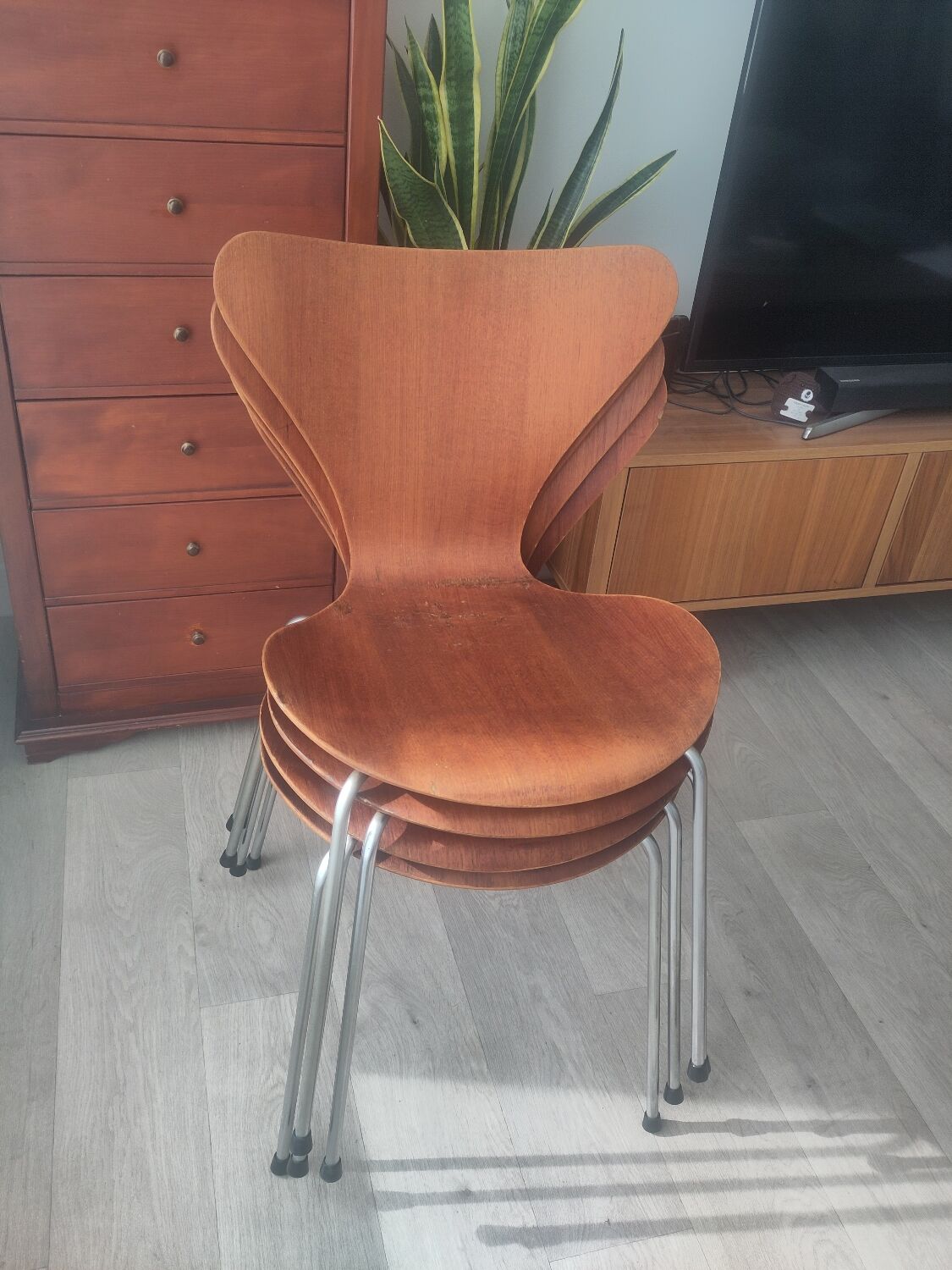 4 "Ant" chairs by Fritz Hansen, number 0164, refurbished.