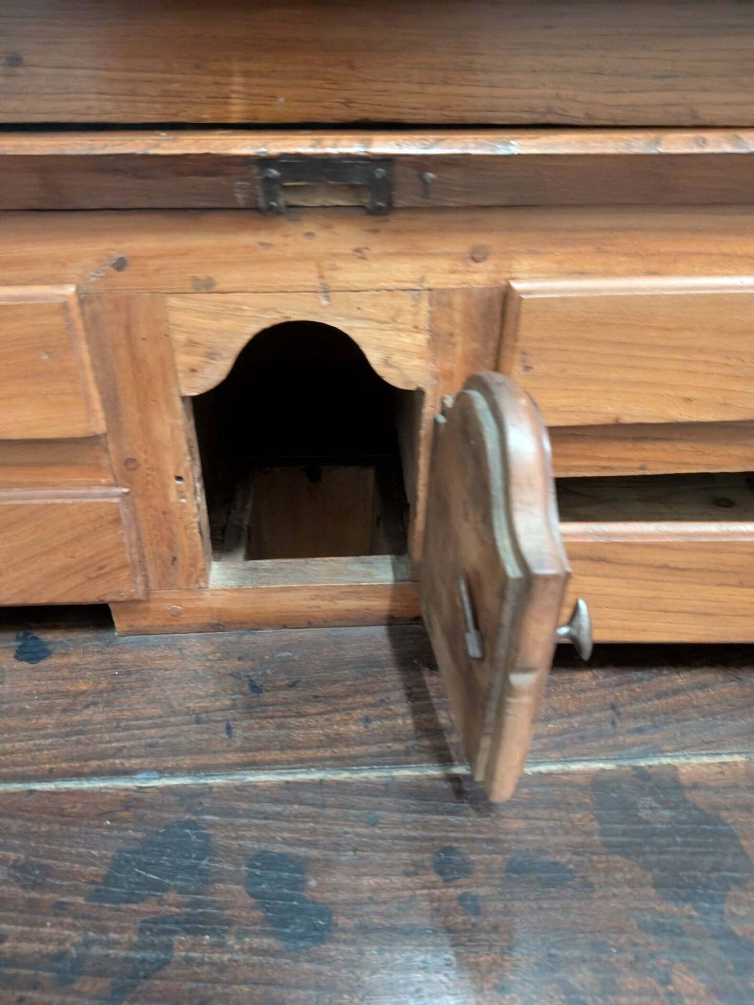 Bureau scriban en tombeau à vitrine, orme massif, XVIIIe