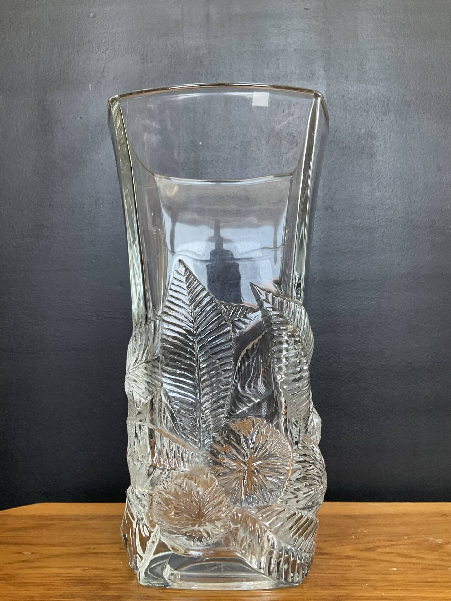 Grand vase vintage en verre moulé pressé