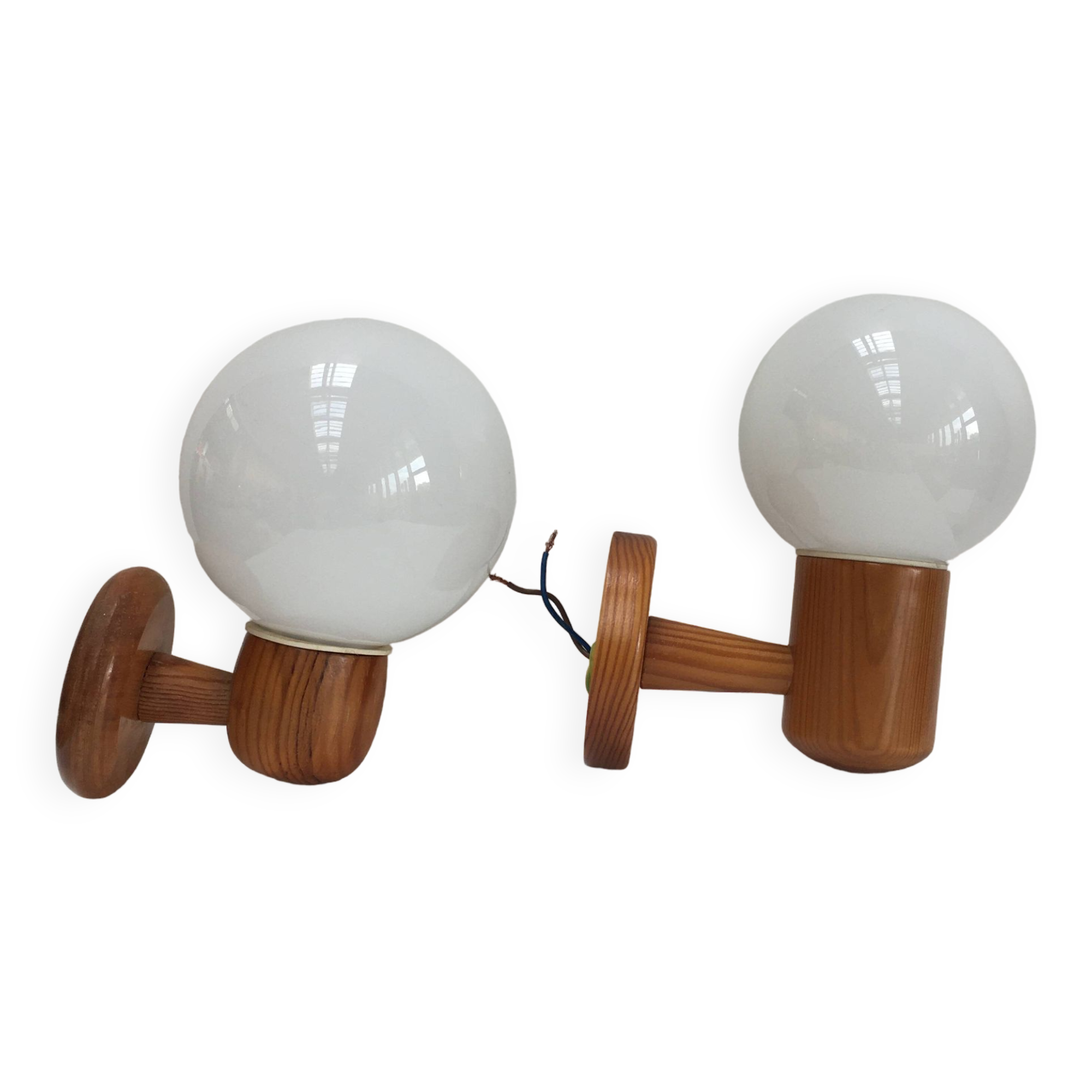 Paire d’appliques modernistes en pin et opaline