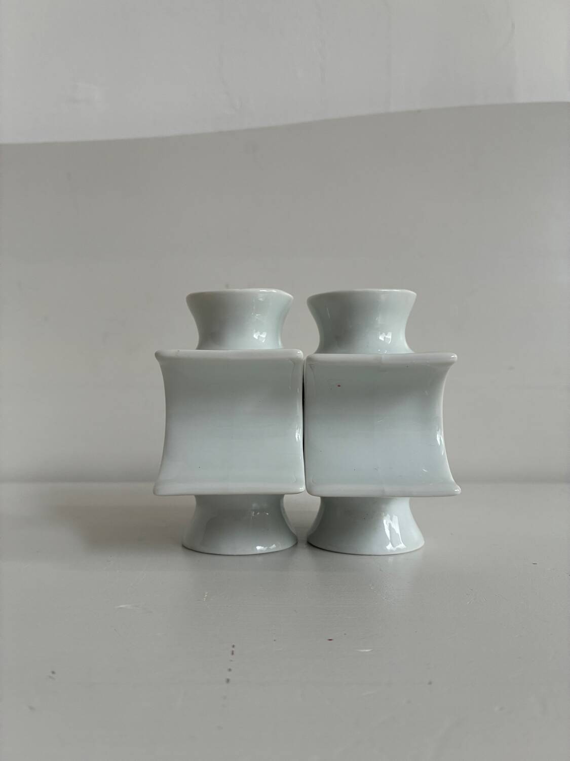 François Guéneau paire de vases soliflores en porcelaine