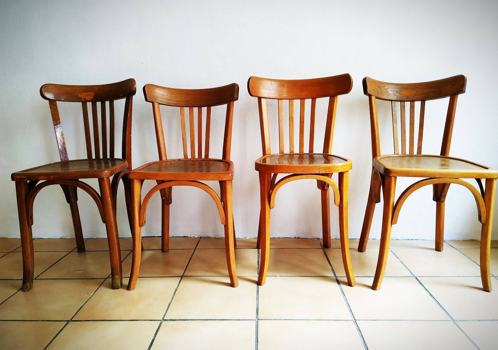 Série de quatre chaises bistrot