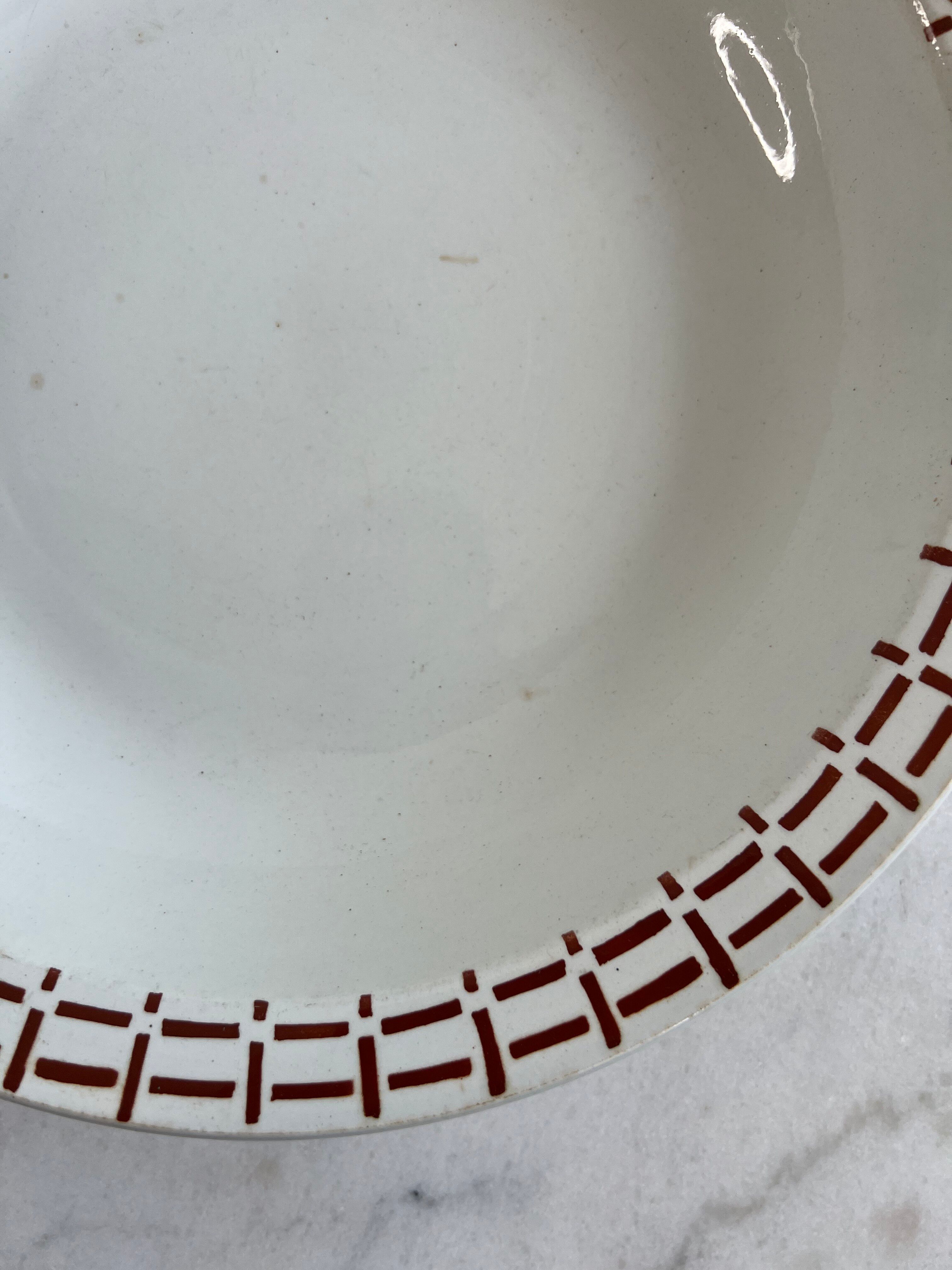 Presentation plate with a brown pattern