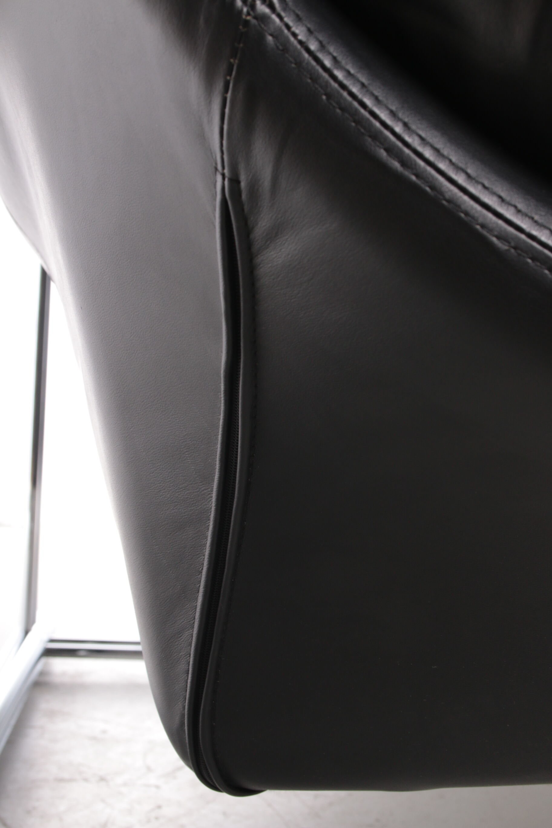 Italian Black leather Postmodern 2 seater sofa, 1970s