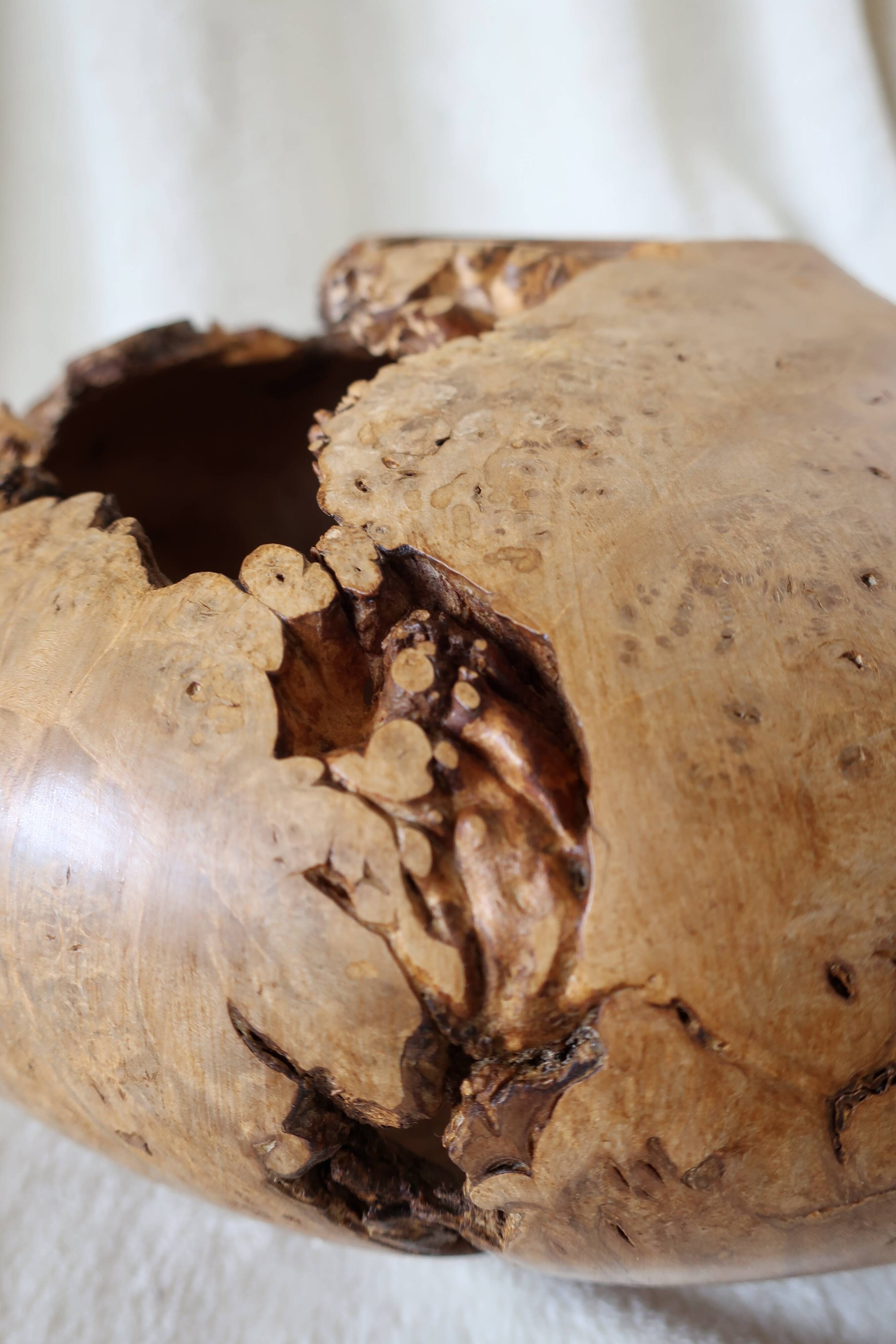 Mike Mahoney, Maple Burl Sculpture Vase, 28cm, Very Good Condition