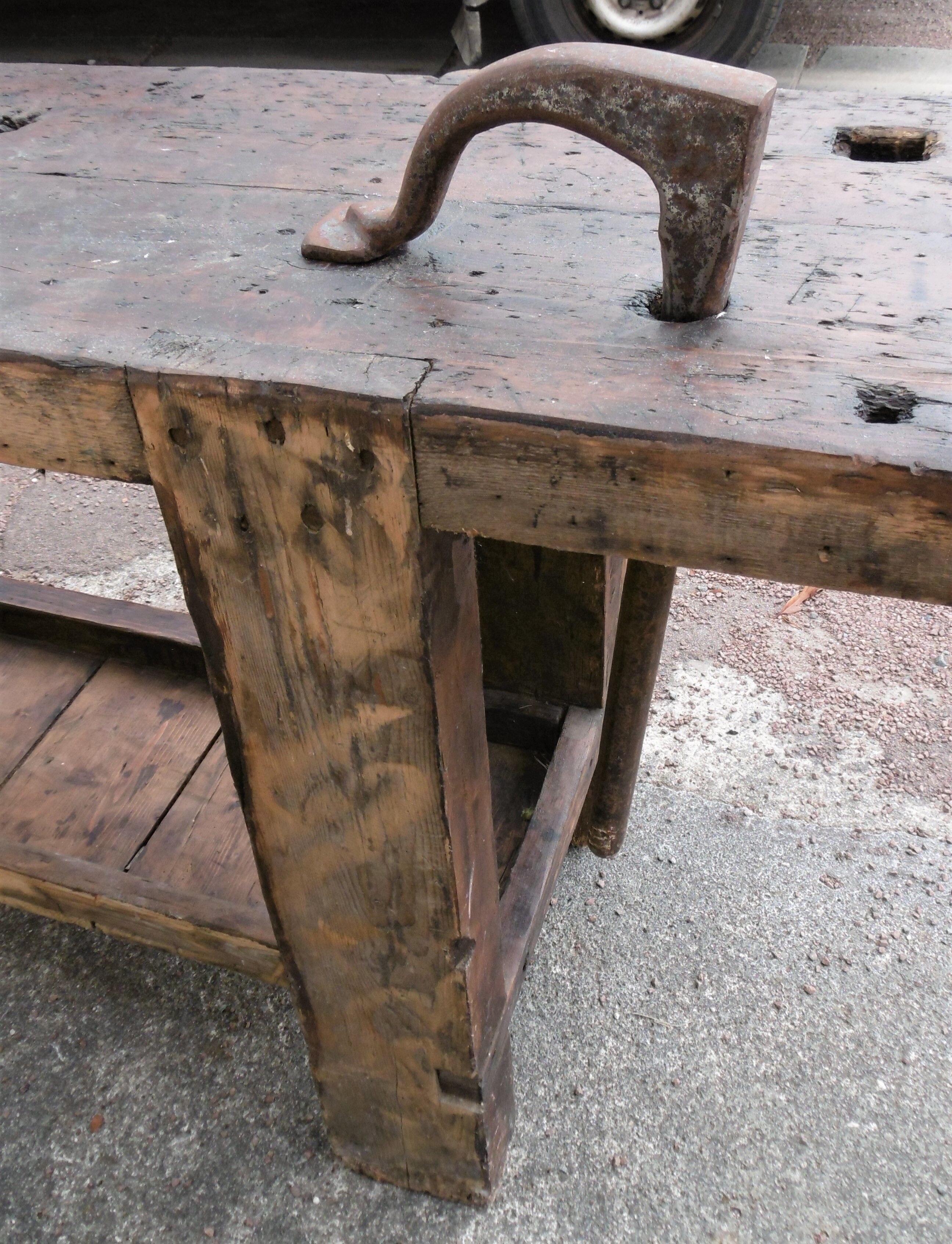 Workbench in raw wood with the press
