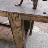 Workbench in raw wood with the press