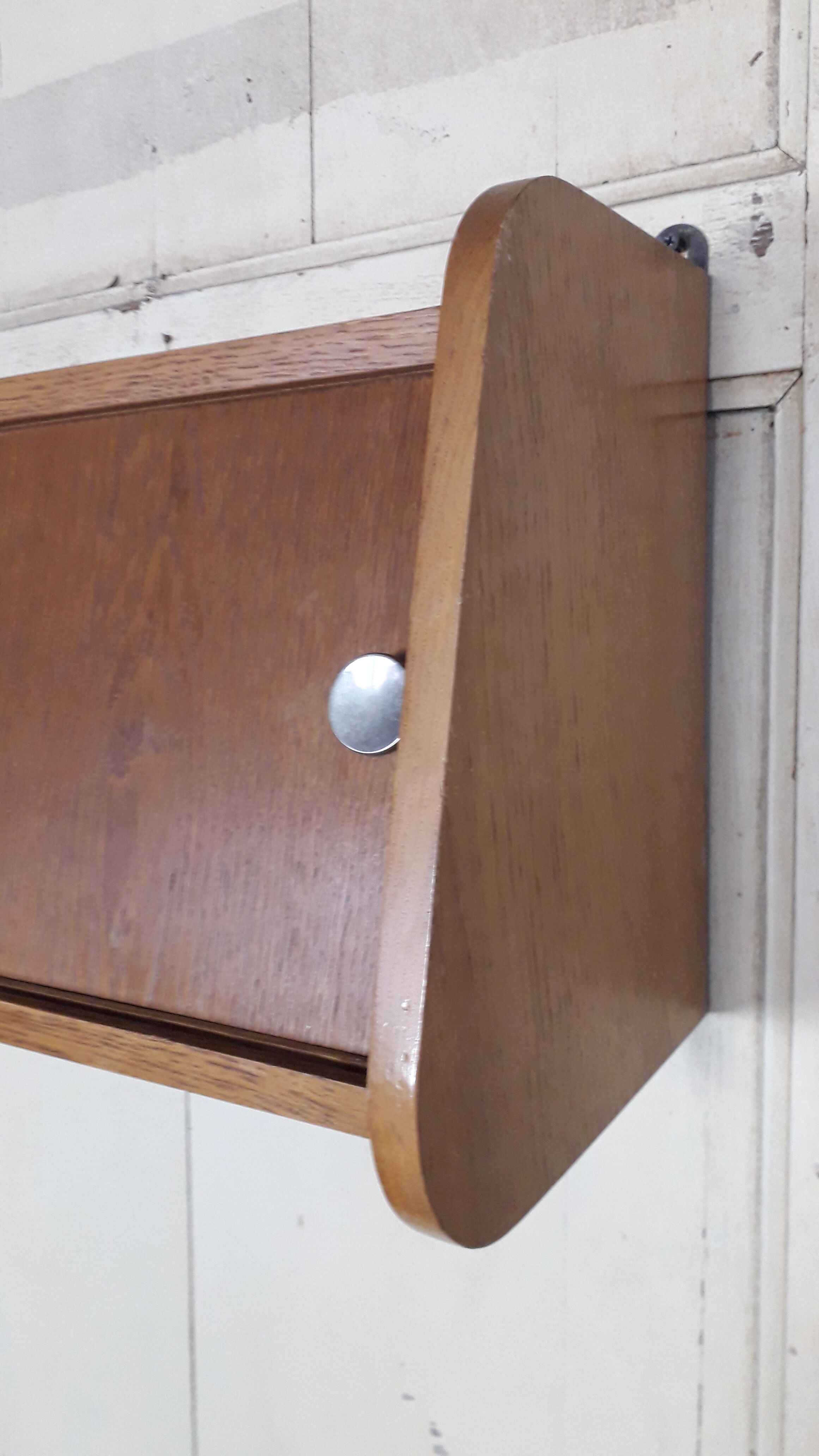 Wall shelf with sliding doors