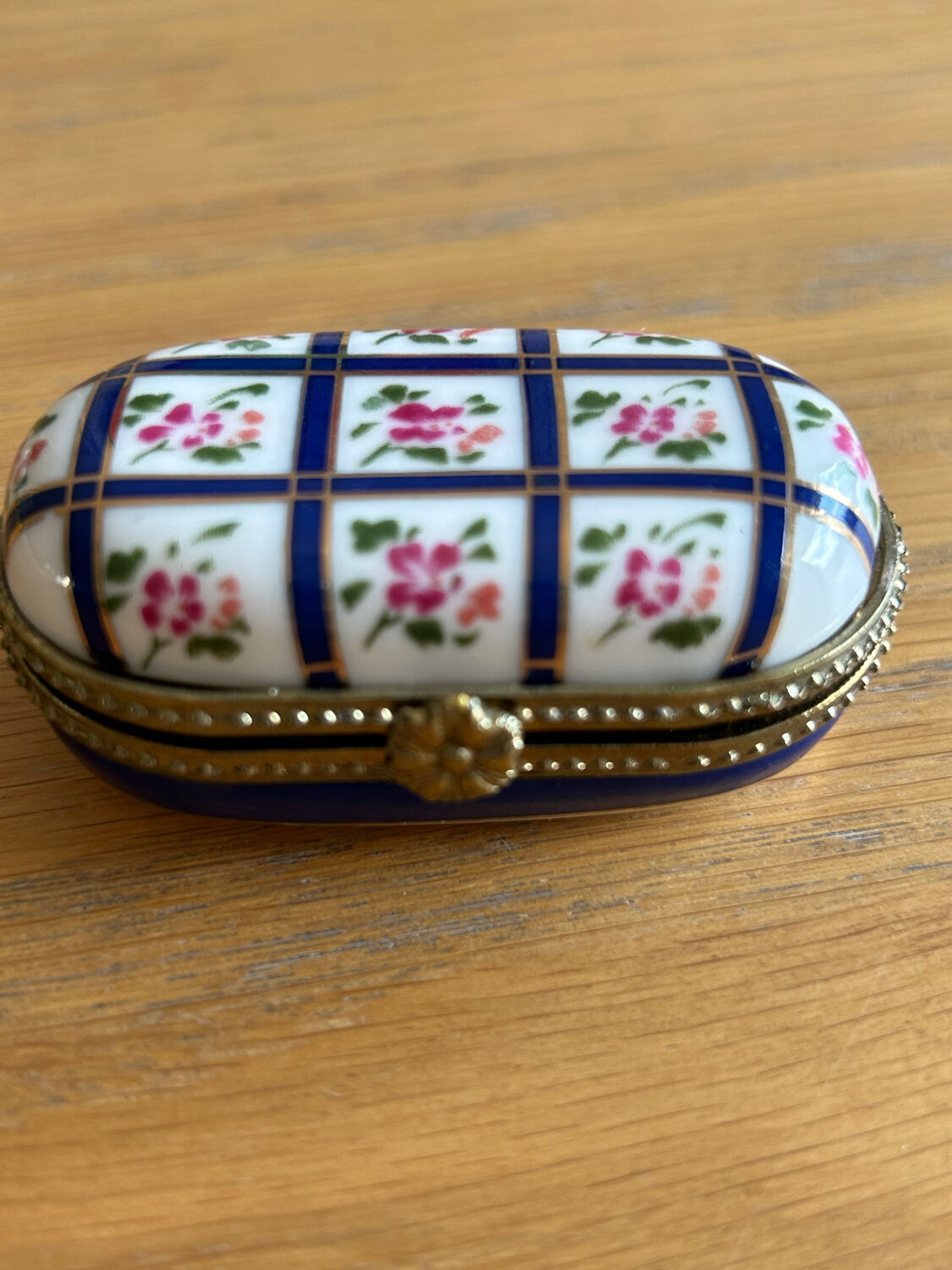 Porcelain pillbox
