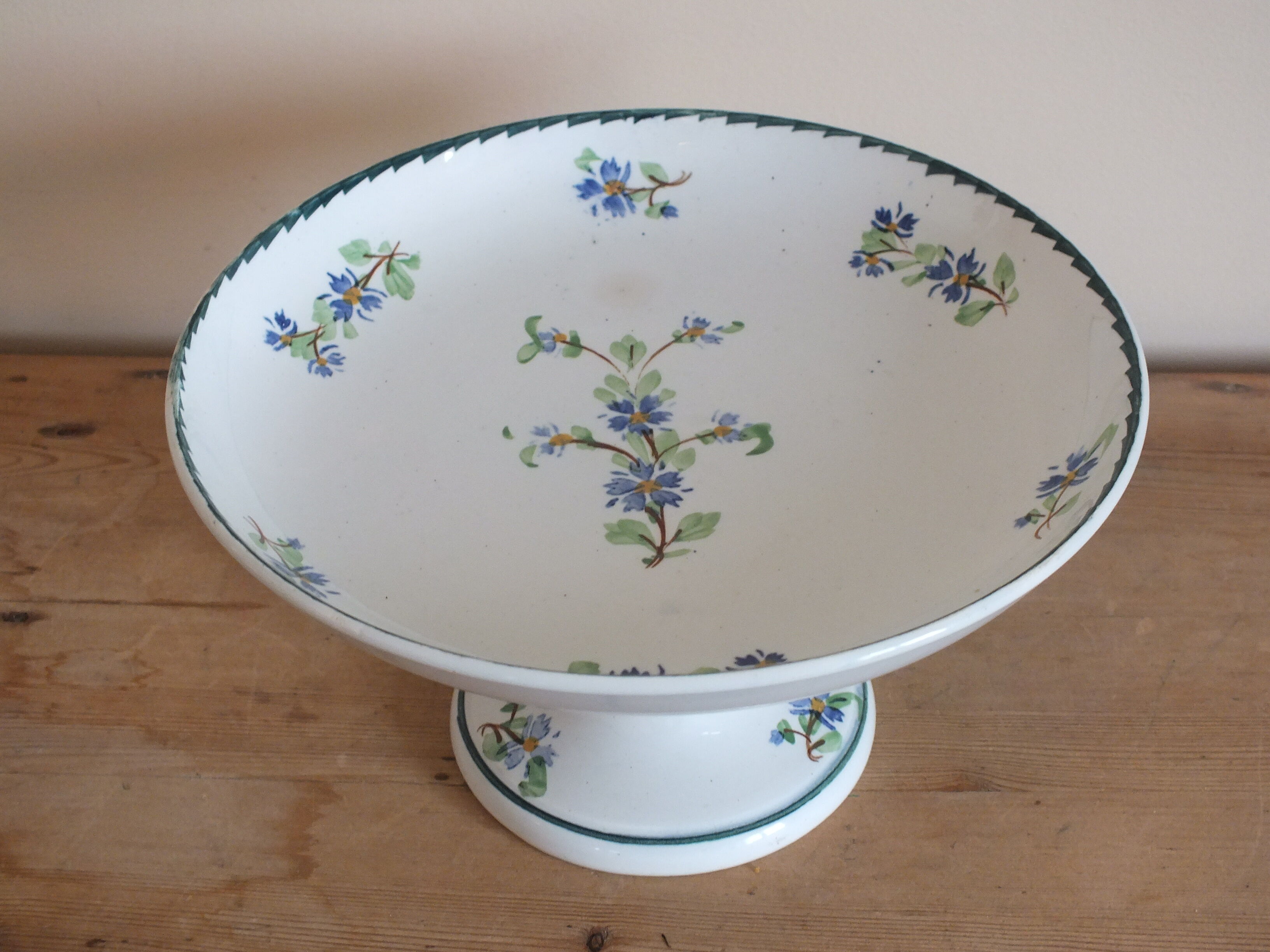 Coupe sur pied - présentoir n°2 en Terre de Fer décor bleuets