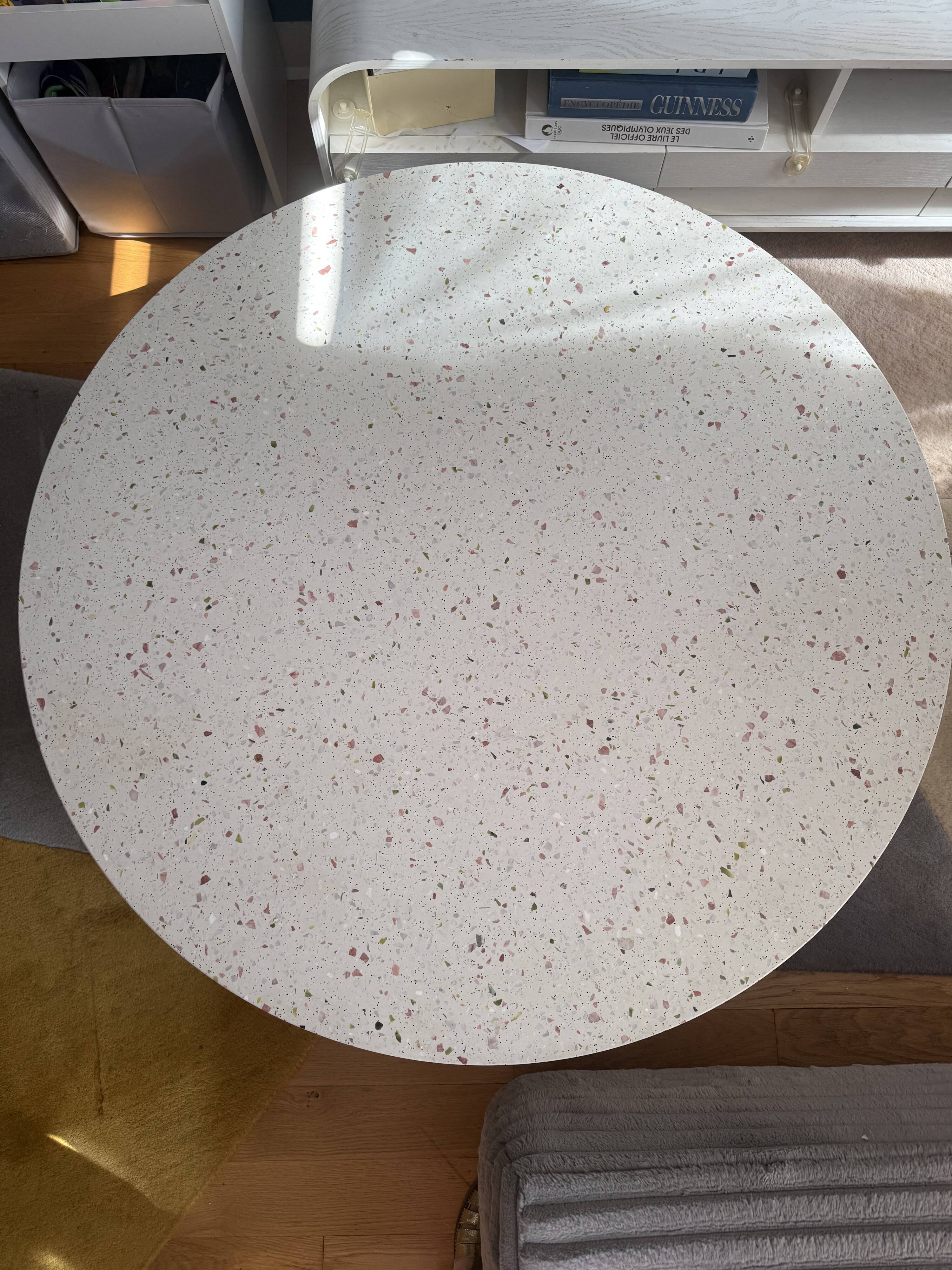 Table basse ronde en terrazzo