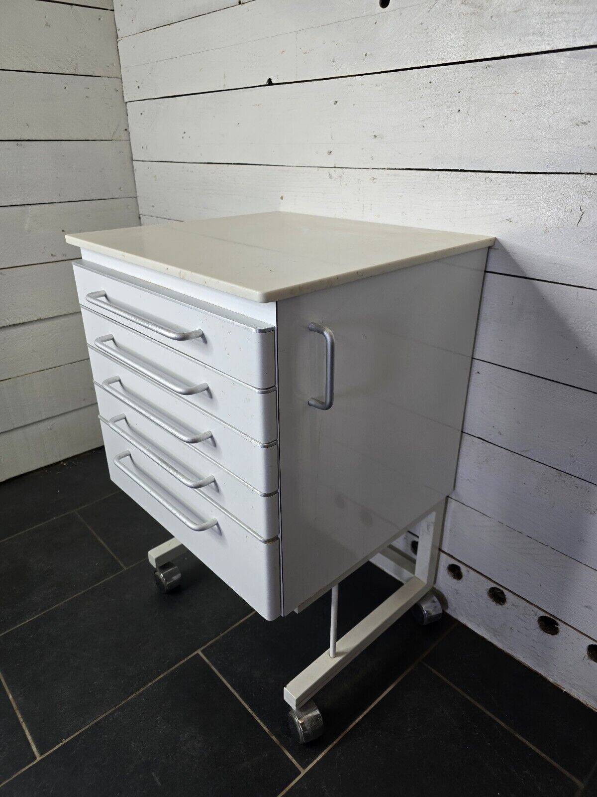 Meuble de dentiste en fer