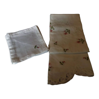 Linge de table nappe ronde huit serviettes dentelle de Luxeuil lin