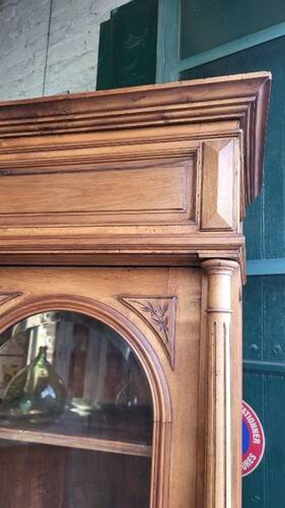 Display cabinet with 2 doors in walnut with bevelled glass from the 19th century.