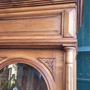 Display cabinet with 2 doors in walnut with bevelled glass from the 19th century.