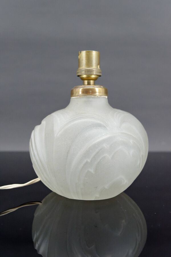 Petite lampe en verre pressé-moulé Art Déco, France, circa 1925