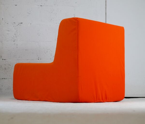 Fauteuil ''space age'' mousse et jersey orange. Circa 1970