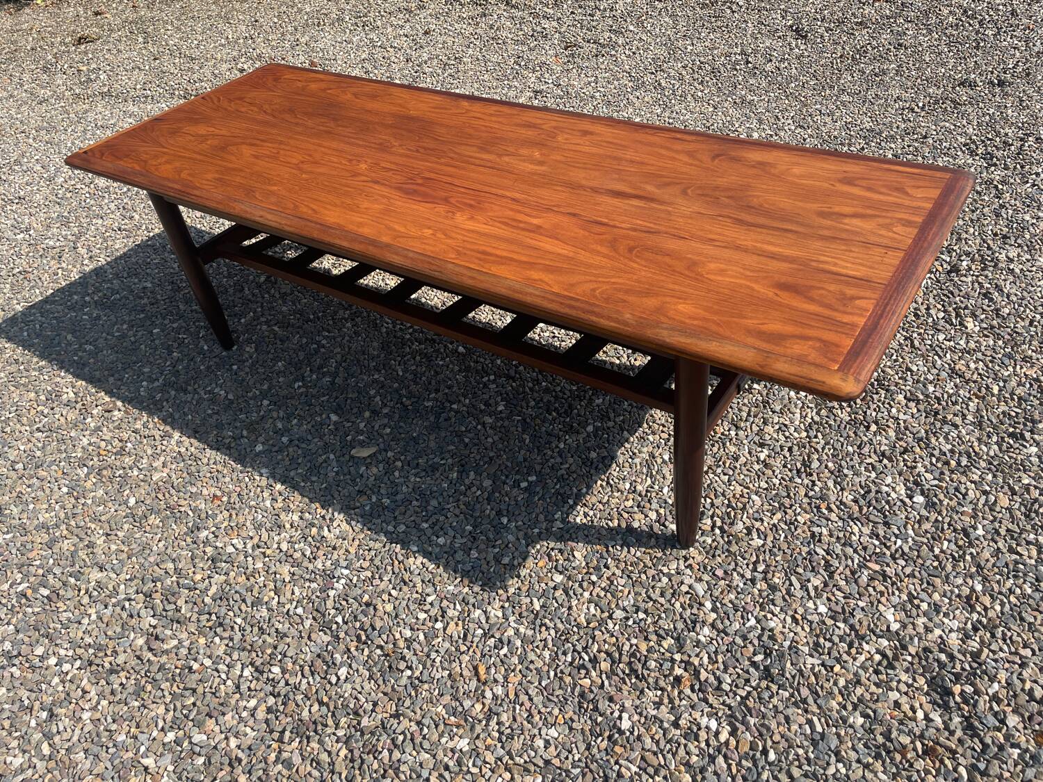 Table en palissandre Topform. Table basse vintage. Sangles en cuir